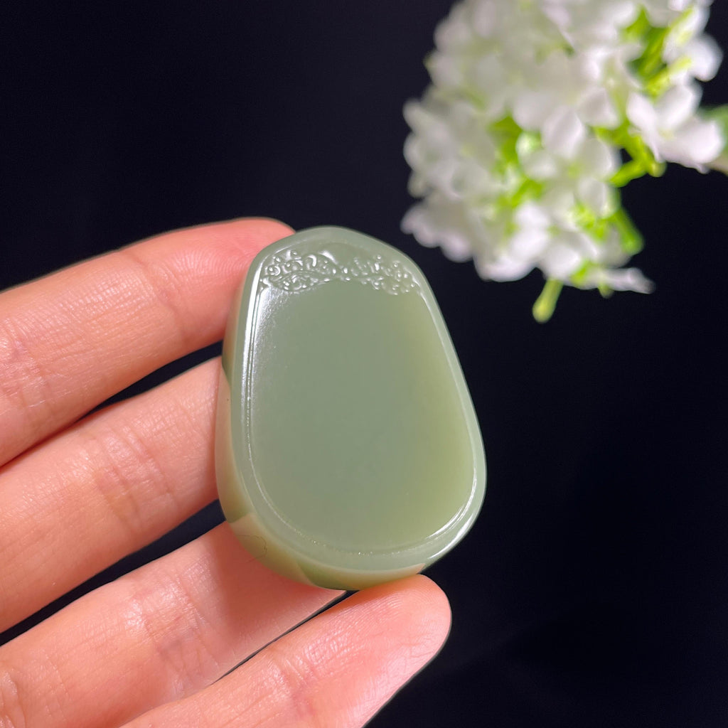 新疆天然和田玉沙枣青浅雕无事牌（yc353787）