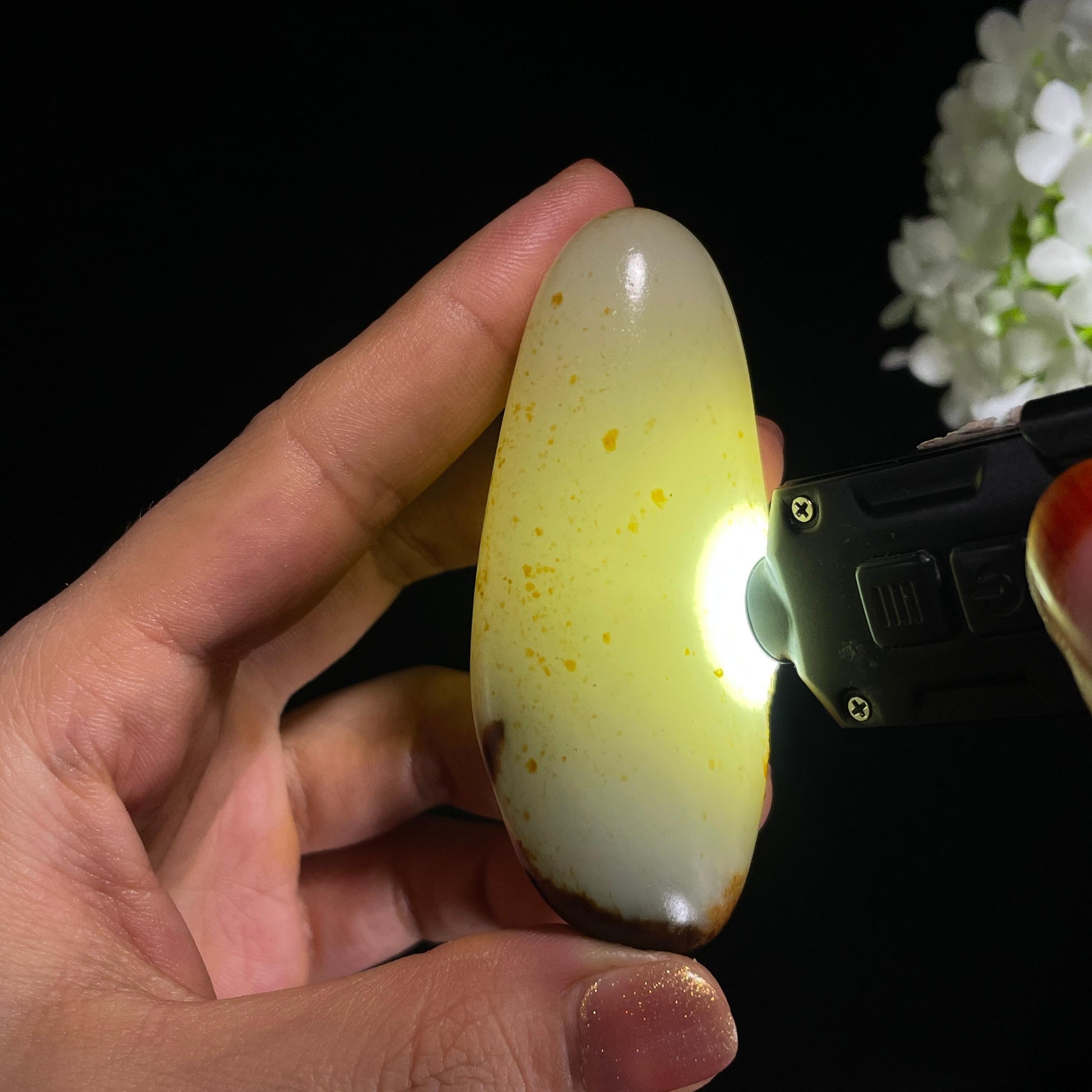 和田玉“秋林映月”白玉洒金黑红皮籽料（yc422691）
