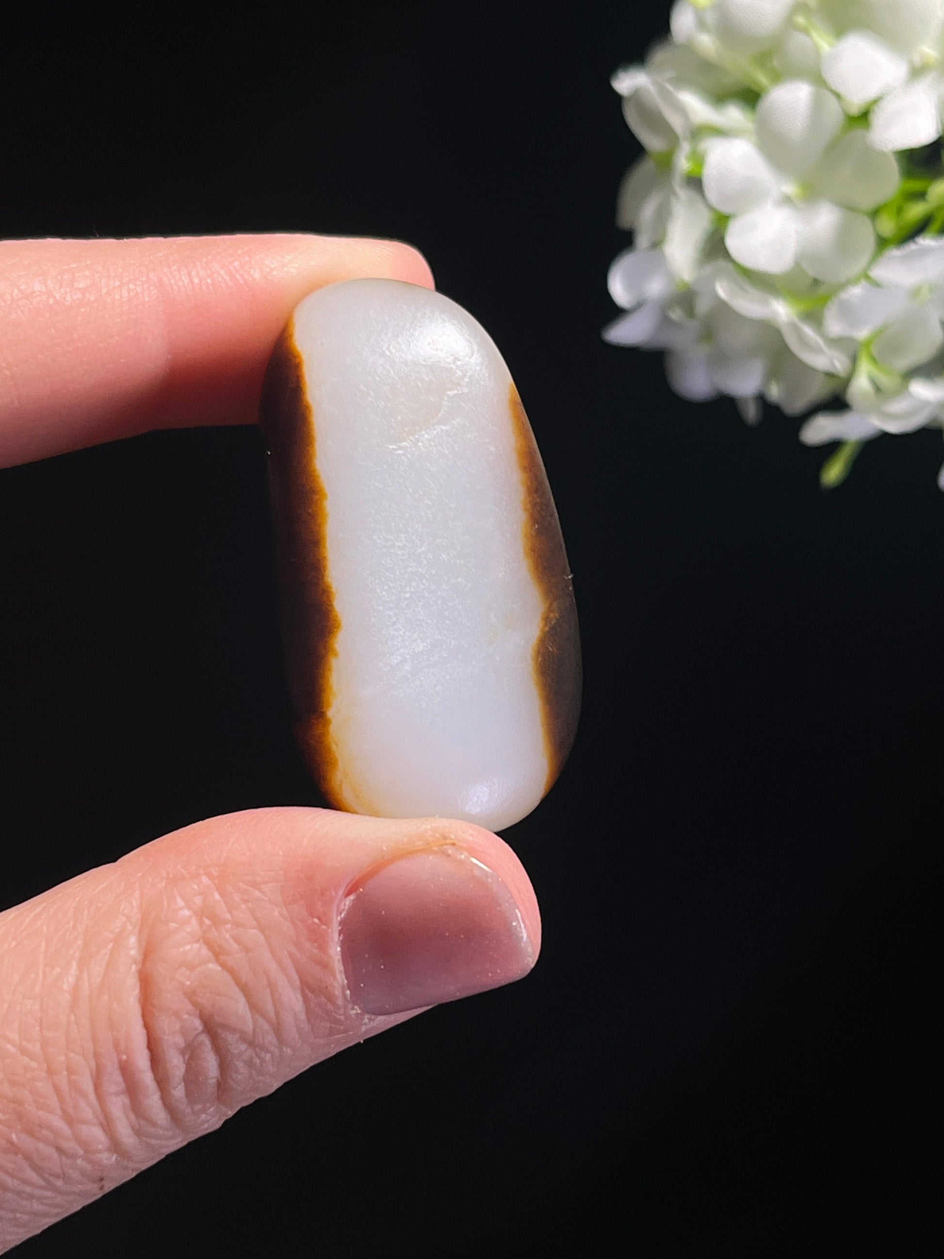 和田玉收藏级聚黑双面皮籽料原石（yc262729）