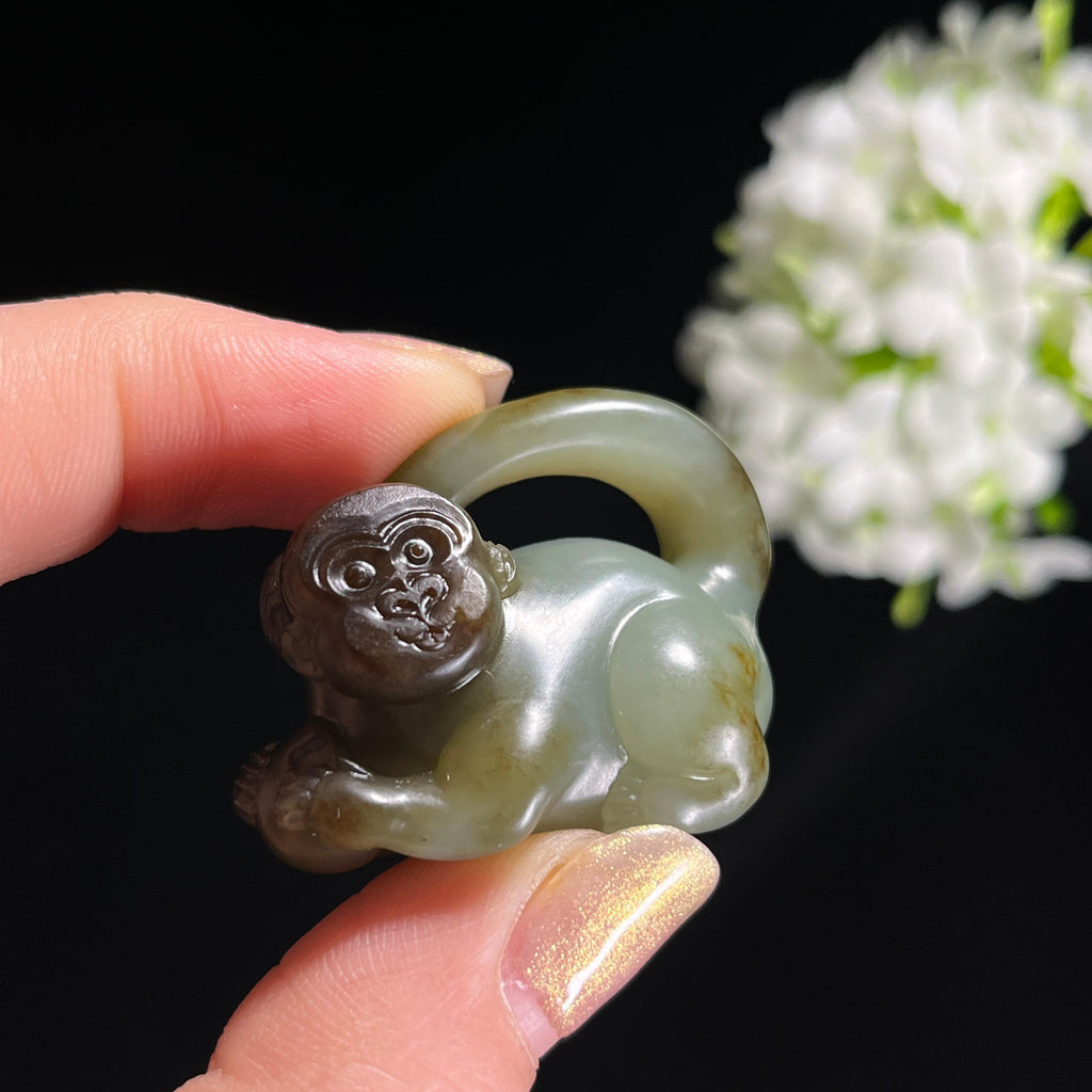 和田玉青玉秋梨皮“青岫灵猿”雕刻挂件（yc303386）