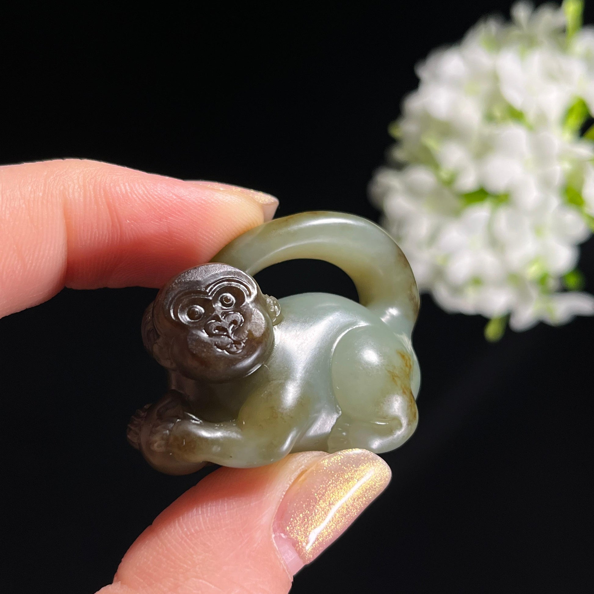 和田玉青玉秋梨皮“青岫灵猿”雕刻挂件（yc303386）