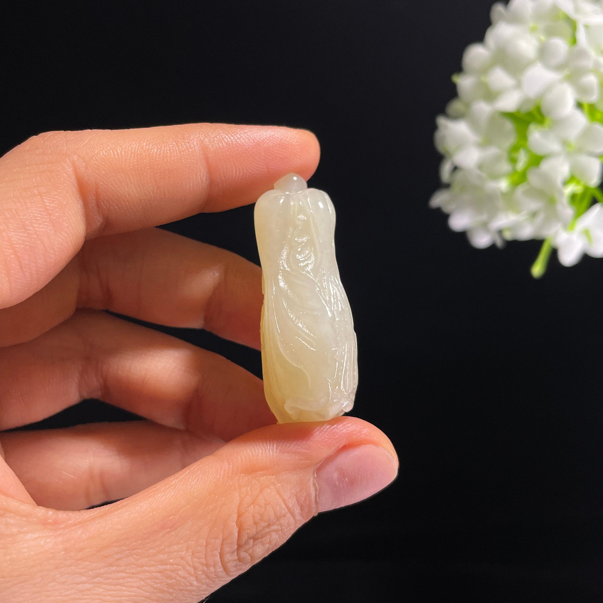 新疆天然和田玉“百财聚来”黄口白菜雕刻挂件（yc317300）