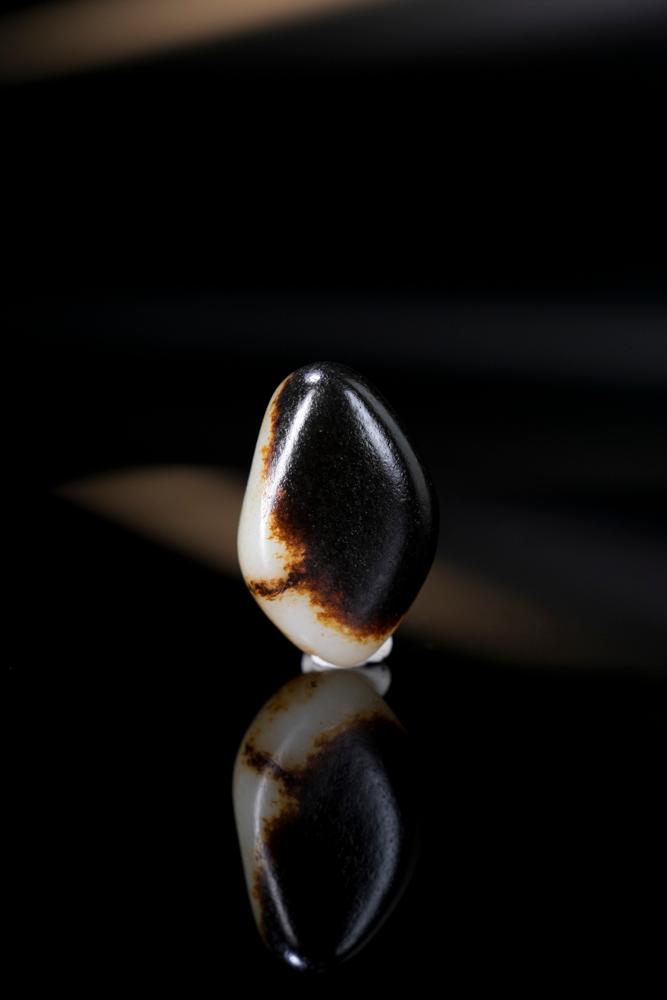 新疆天然和田玉籽料原石黑红皮挂件（yc234136）