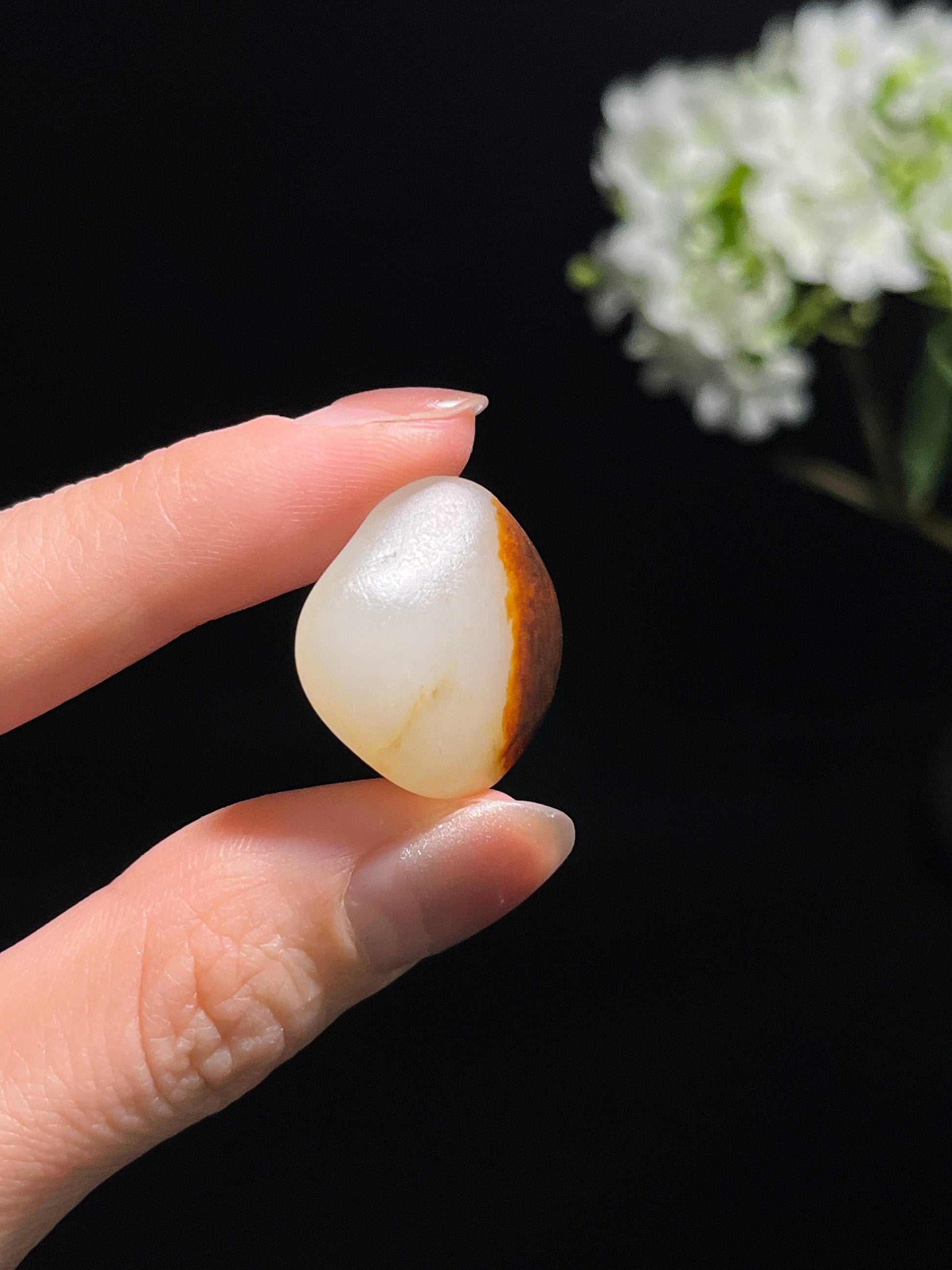 新疆和田玉红皮白肉“鸿运聚边”籽料原石（yc250746）