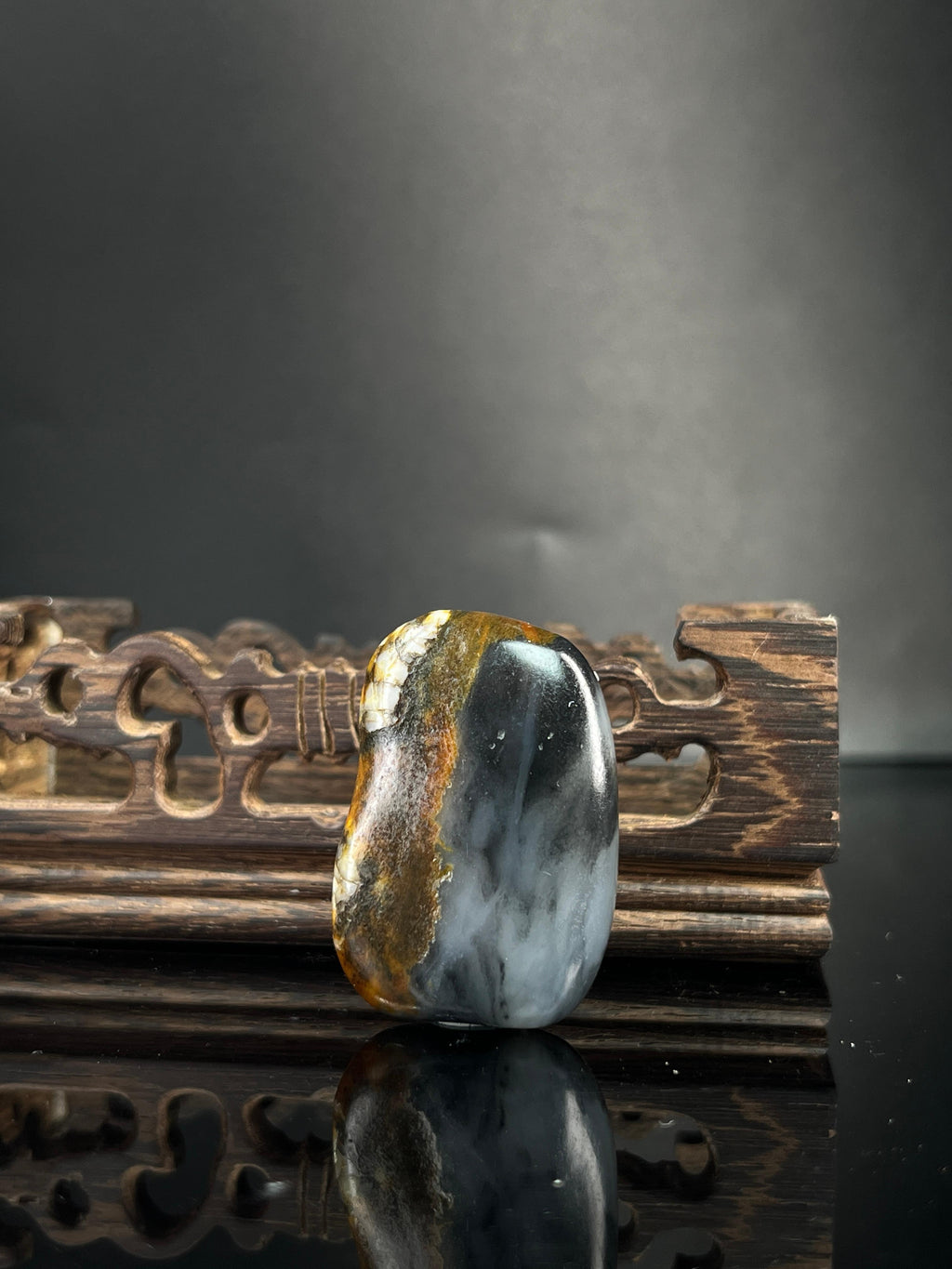 新疆和田玉青花聚黑红特色籽料原石挂件（yc240517）