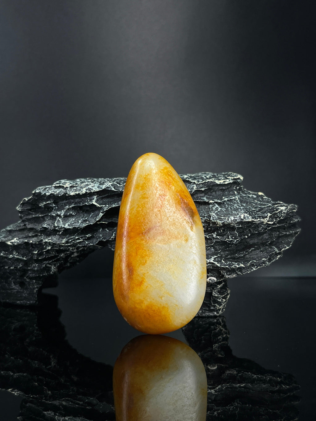 新疆和田玉意境洒金皮随形手把件籽料原石（yc240339）