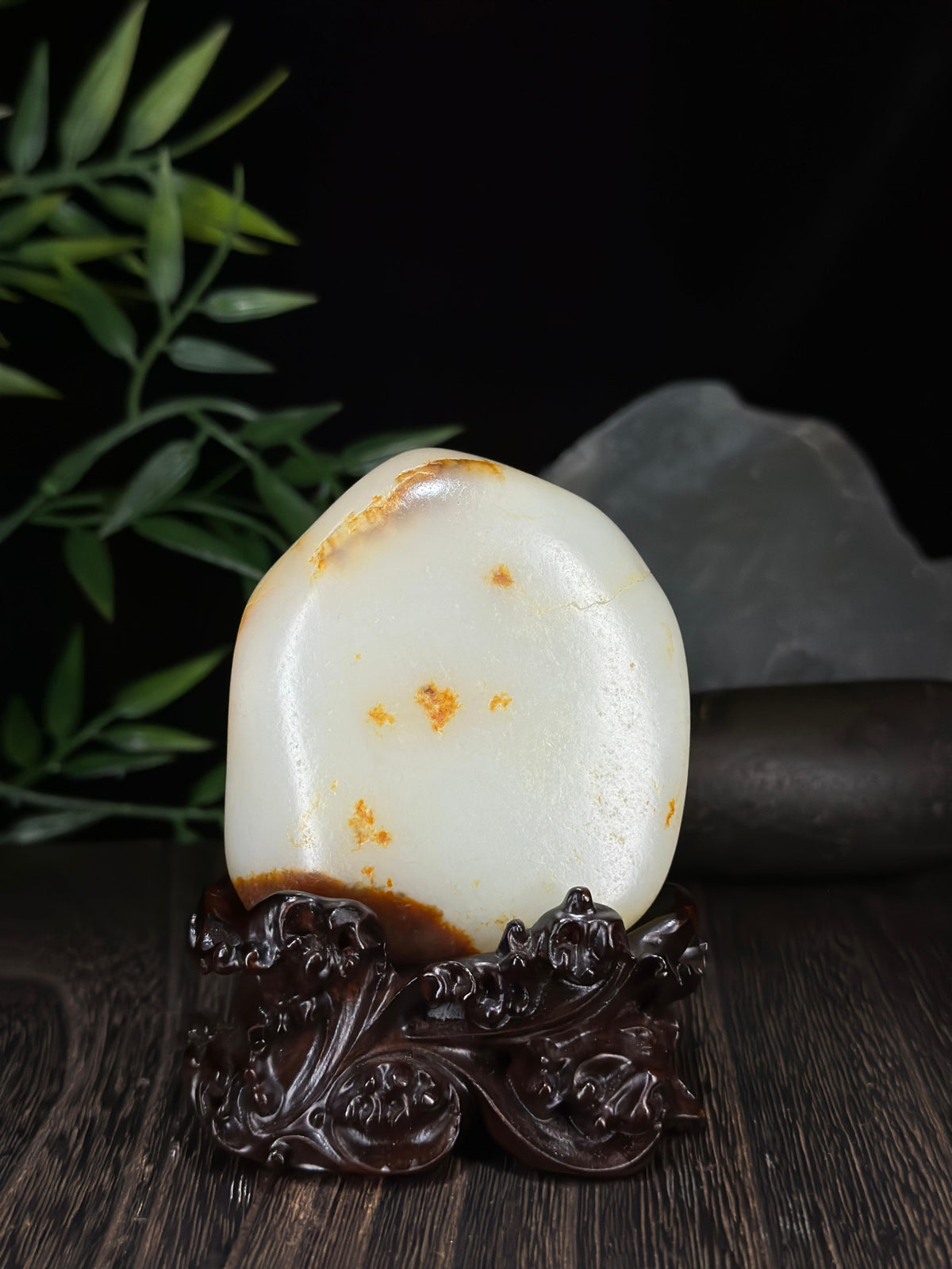 新疆和田玉珍品白玉聚红皮籽料摆件（yc712407）