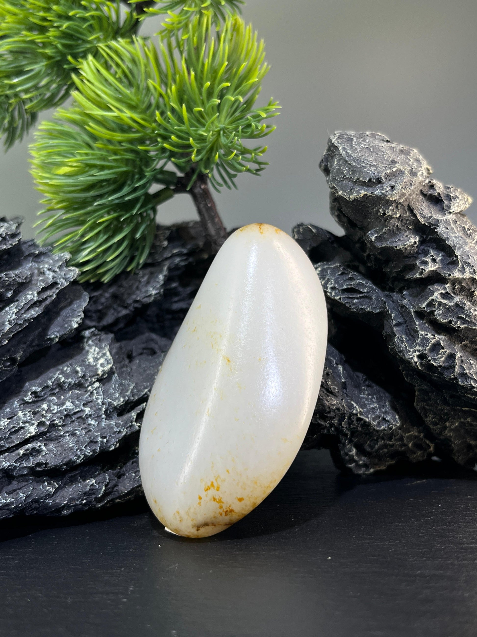 新疆和田玉白玉籽料“玉藏齿影”特色籽料原石手把件（yc226845）