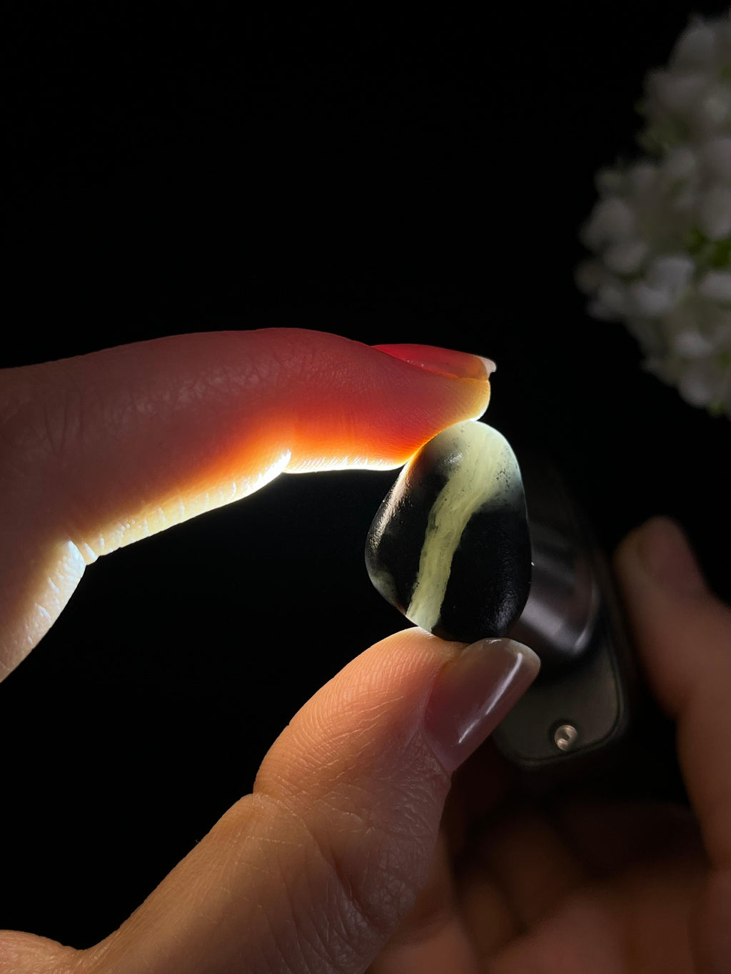 和田玉青花聚黑皮“一线天”籽料原石（yc278736）