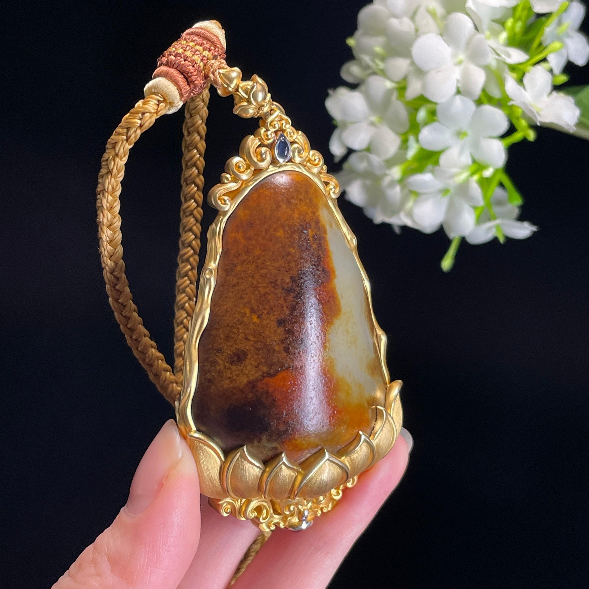 和田玉黄沁红沁“金莲映玉”18k金镶挂件（yc337859）