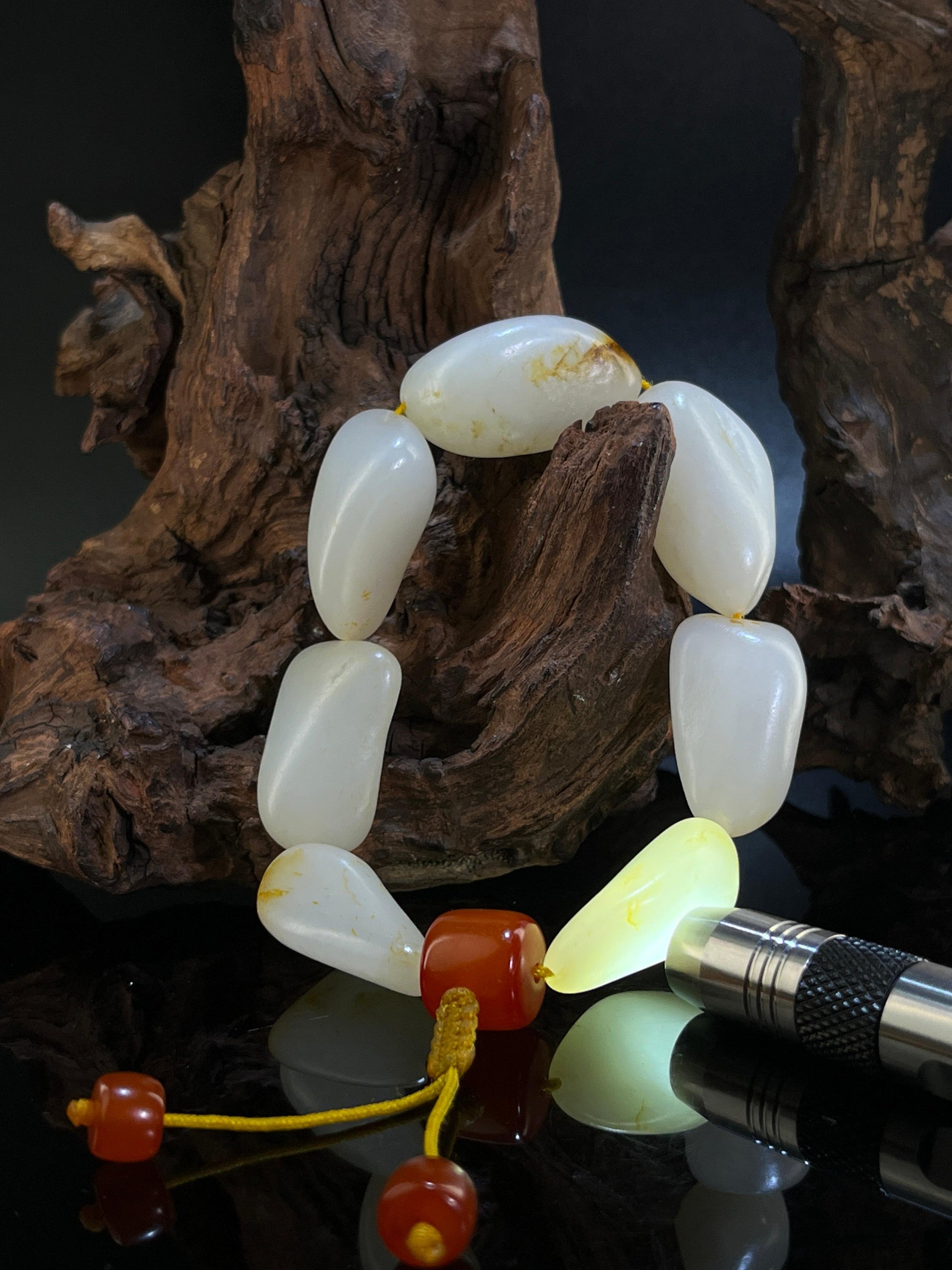 新疆和田玉光白籽带洒金籽料原石手串（yc229362）