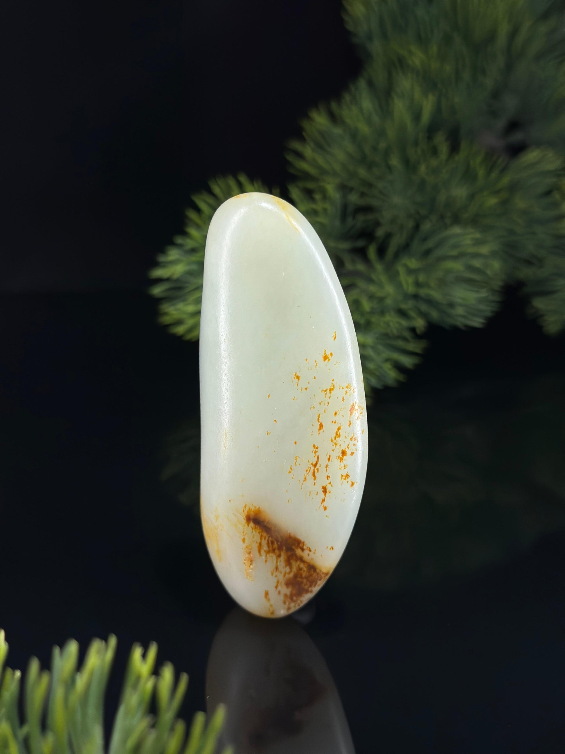 新疆和田玉高青白意境洒红皮精品籽料手把件（yc681501）