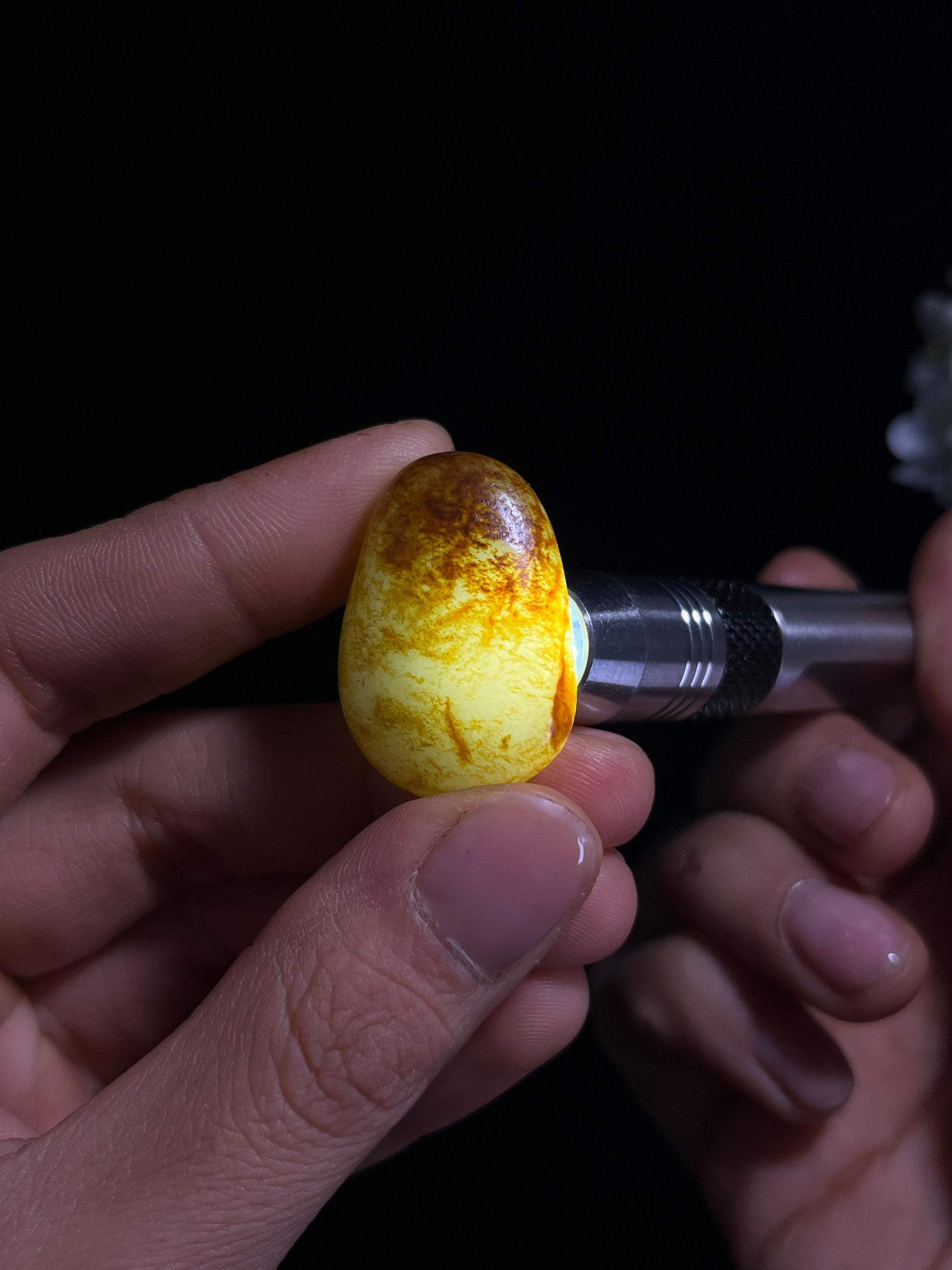 新疆天然和田玉籽料原石聚红皮挂件（yc263887）