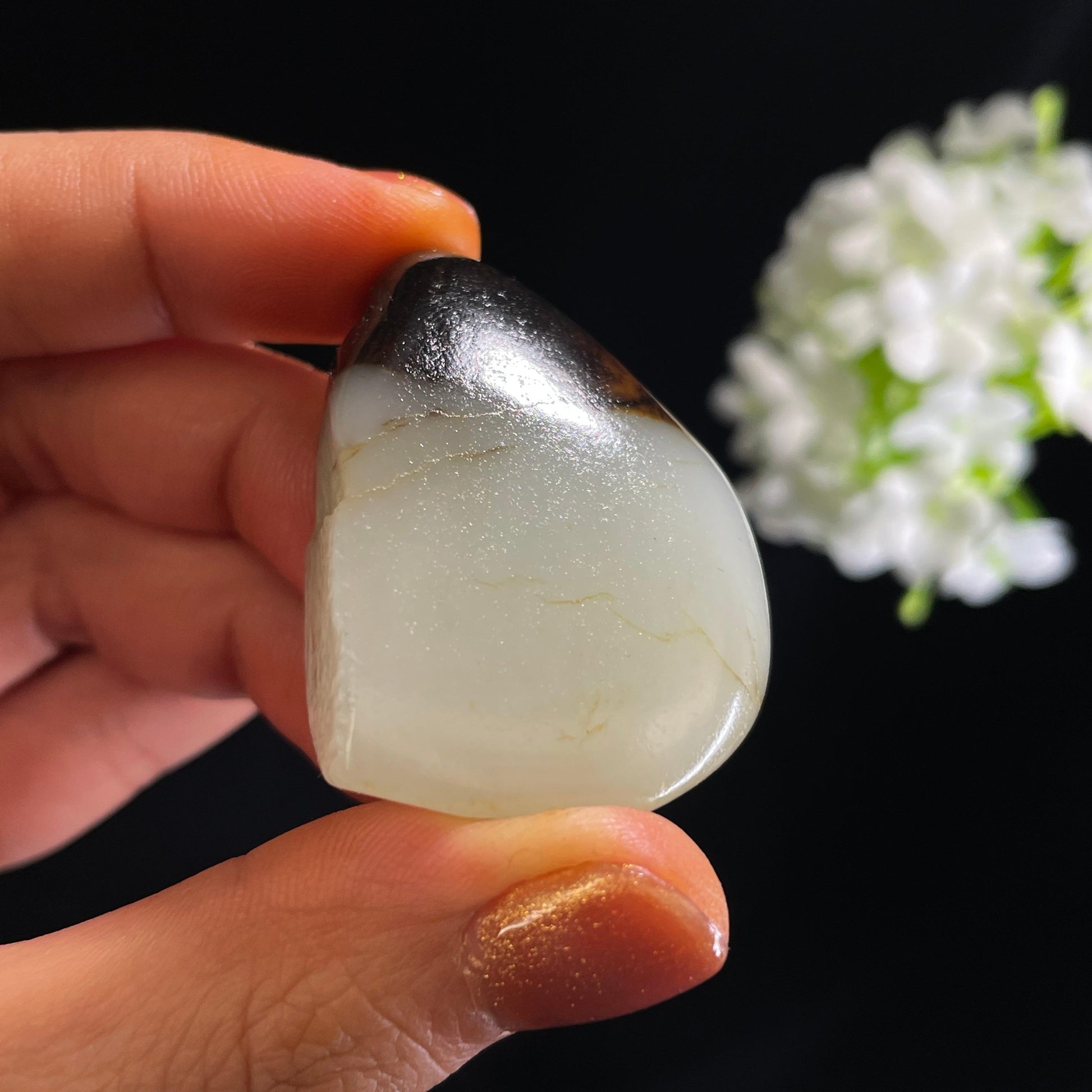 和田玉白玉“黛山映雪”聚黑皮籽料（yc375257）