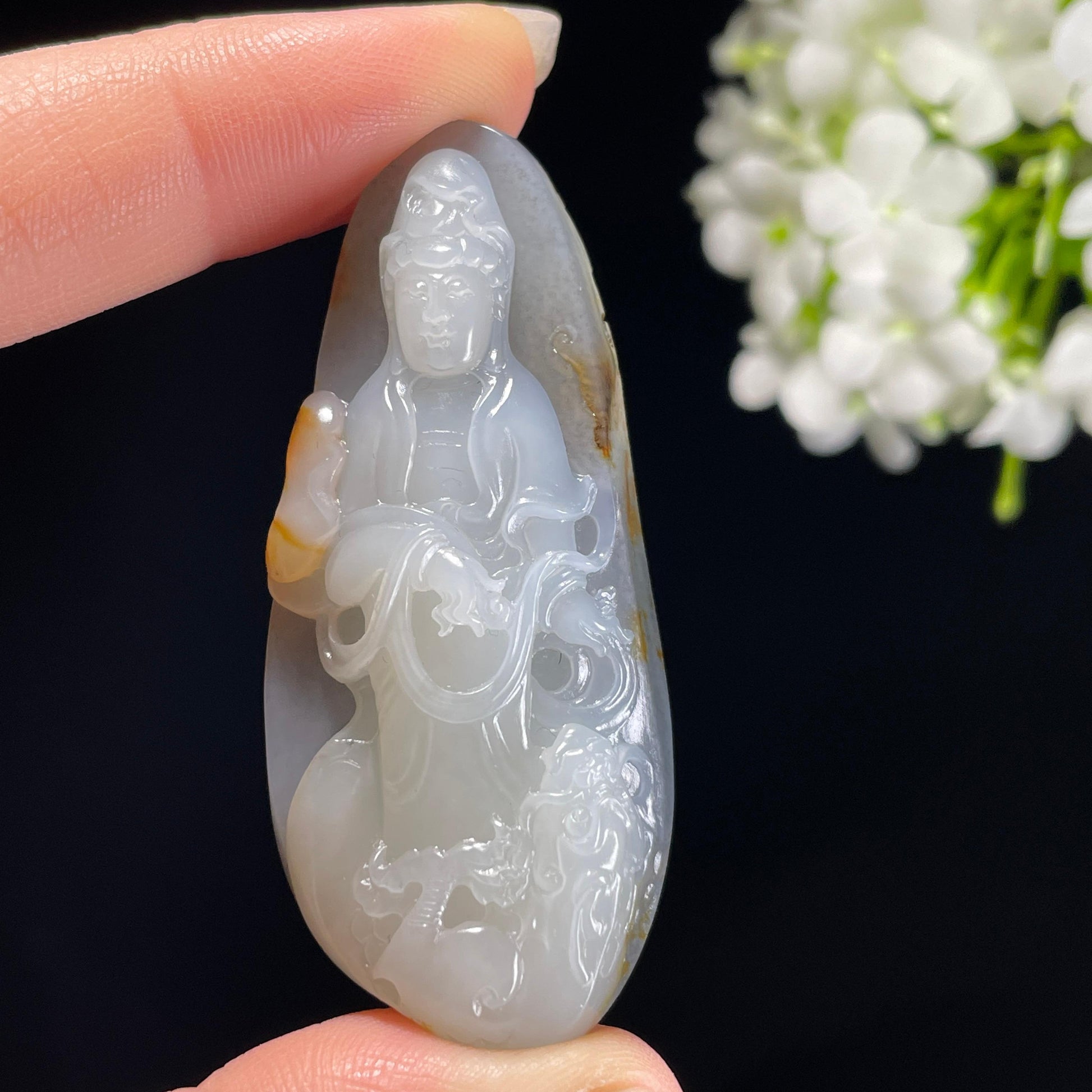 和田玉青花籽料聚黄皮“福泽龙庭”观音雕刻挂件（yc325624）