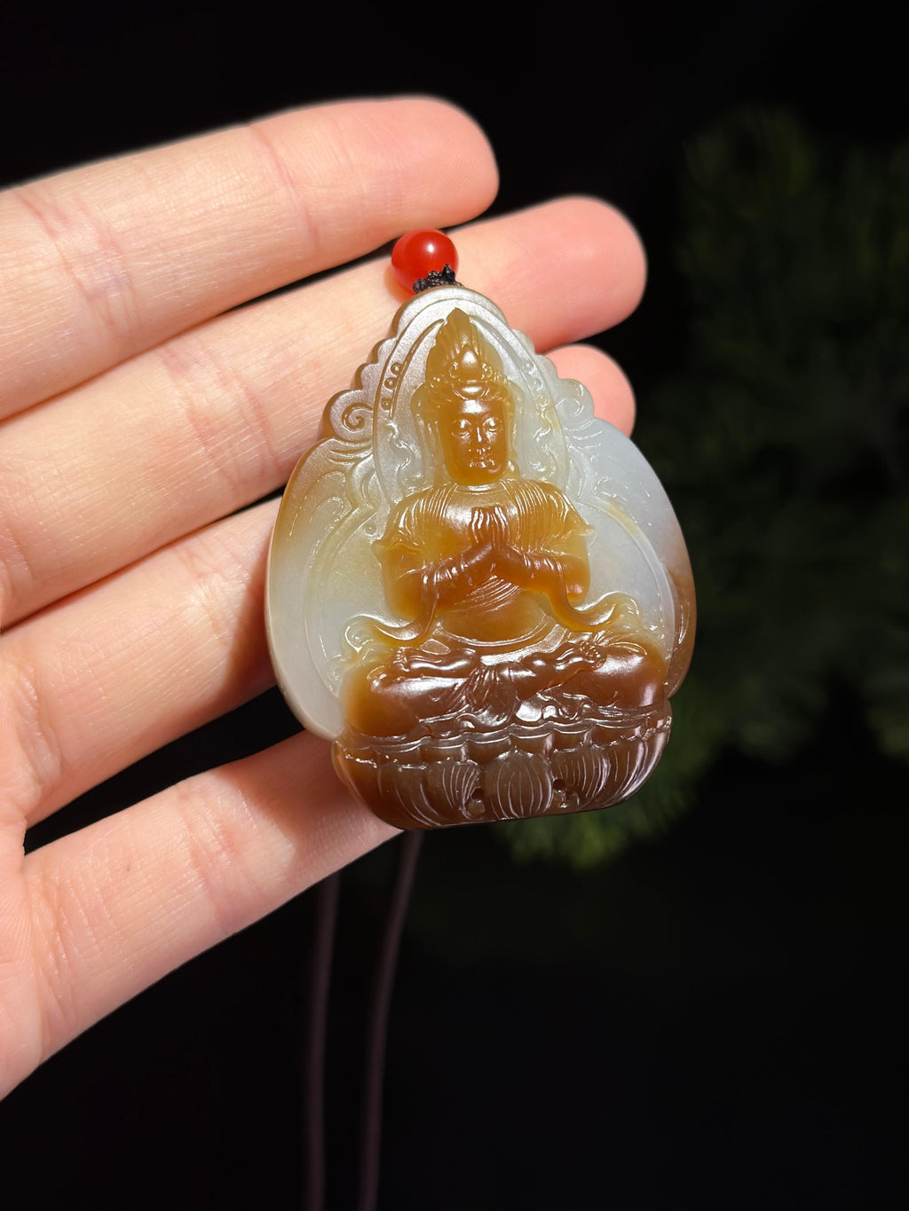 和田玉精品糖白观音俏色雕挂件（yc693480）
