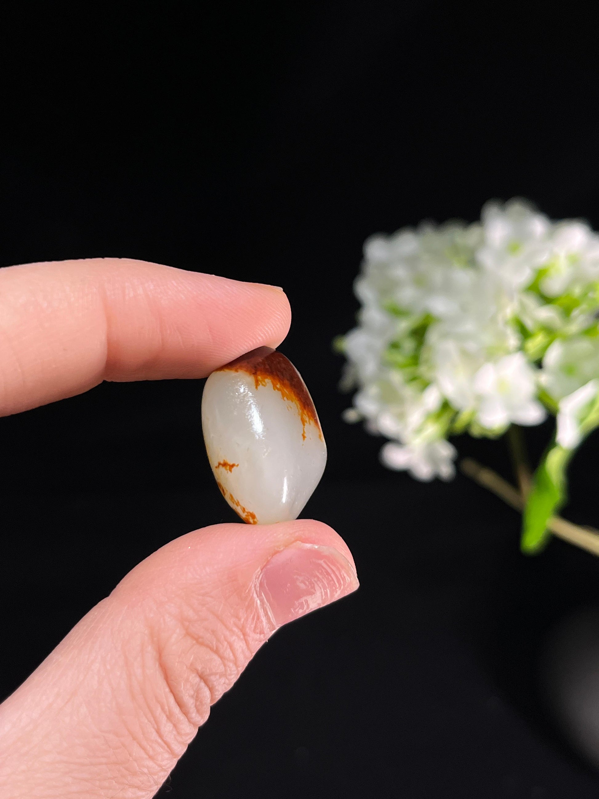 新疆和田玉白玉顶天立地聚红皮籽料原石（yc251642）