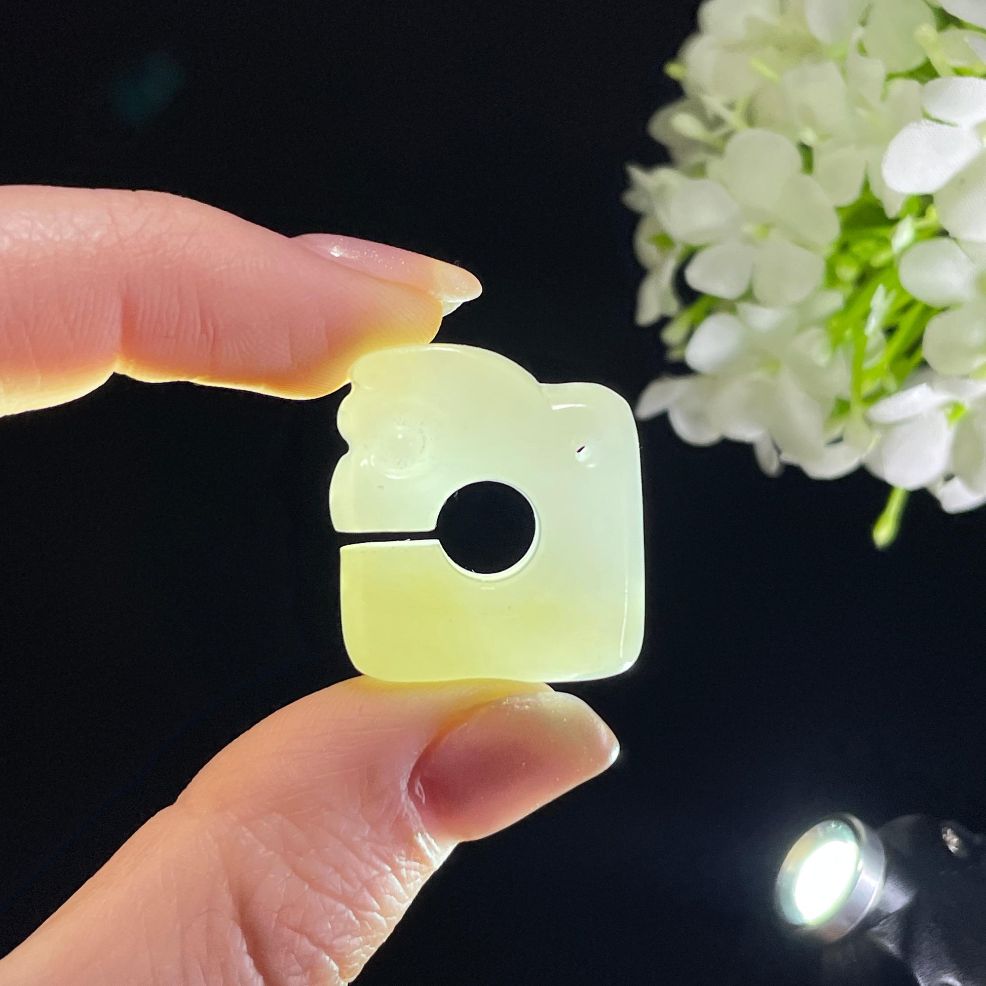 新疆天然和田玉糖白玉玉猪龙雕刻挂件（yc342069）