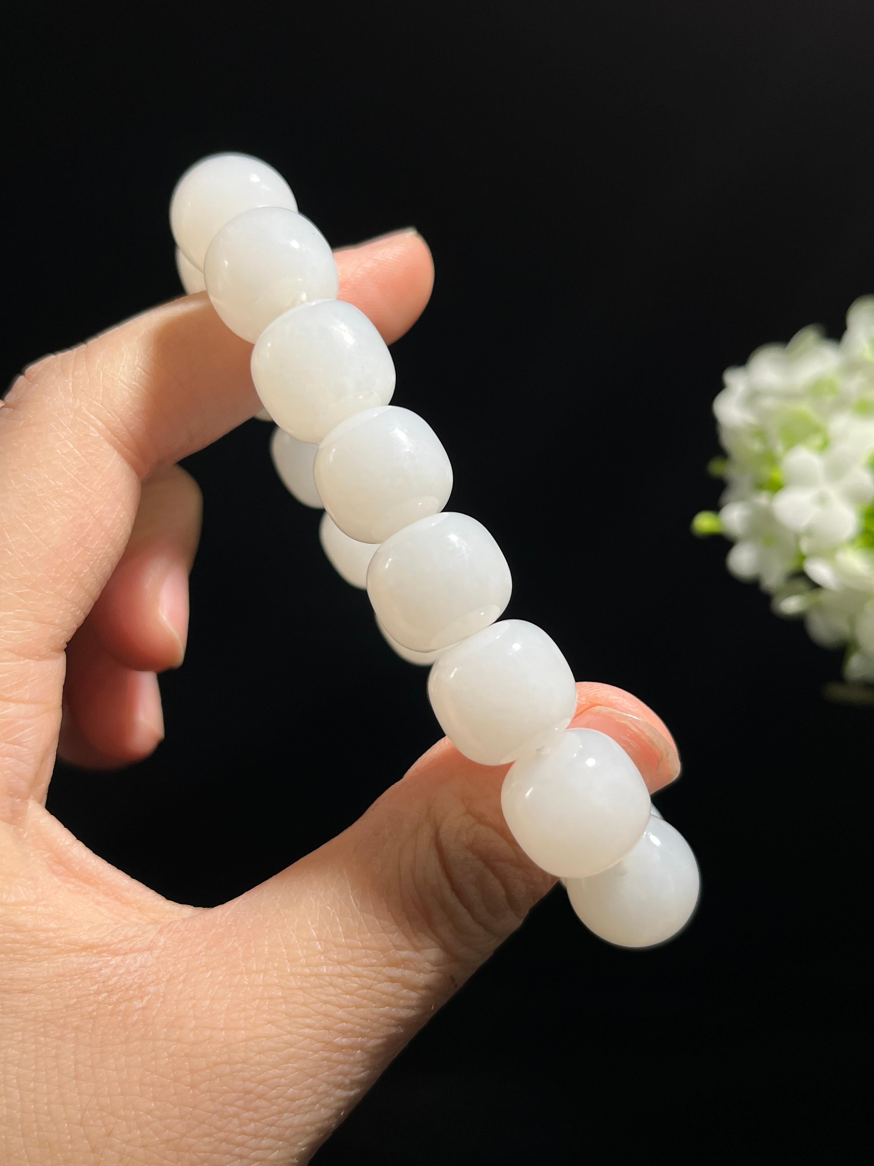新疆天然和田玉白玉老型珠手串（yc258304） – 添福玉器