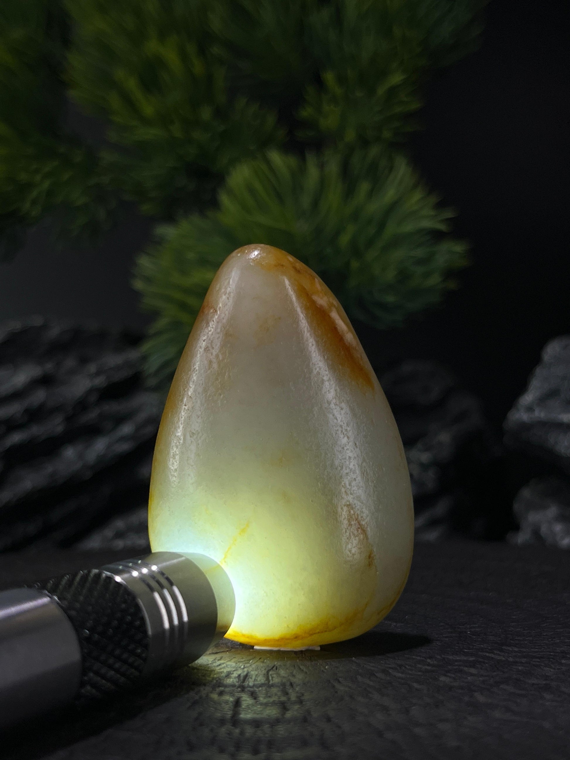 和田玉水滴形白玉聚红黄皮籽料原石挂坠（yc224587）