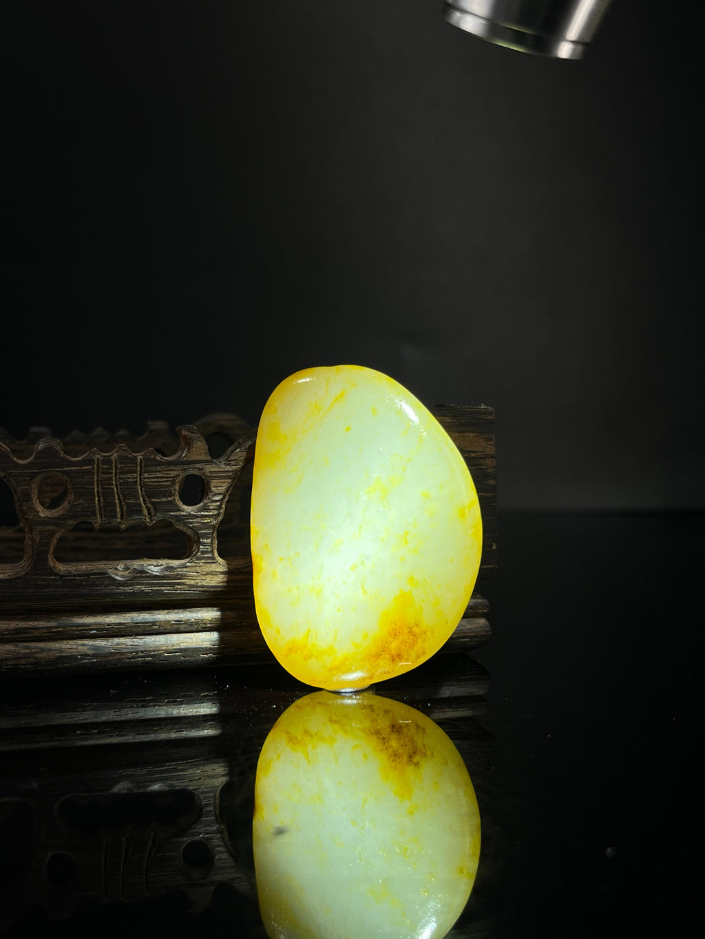 新疆和田玉黄沁带聚黑皮籽料原石挂件（yc240489）