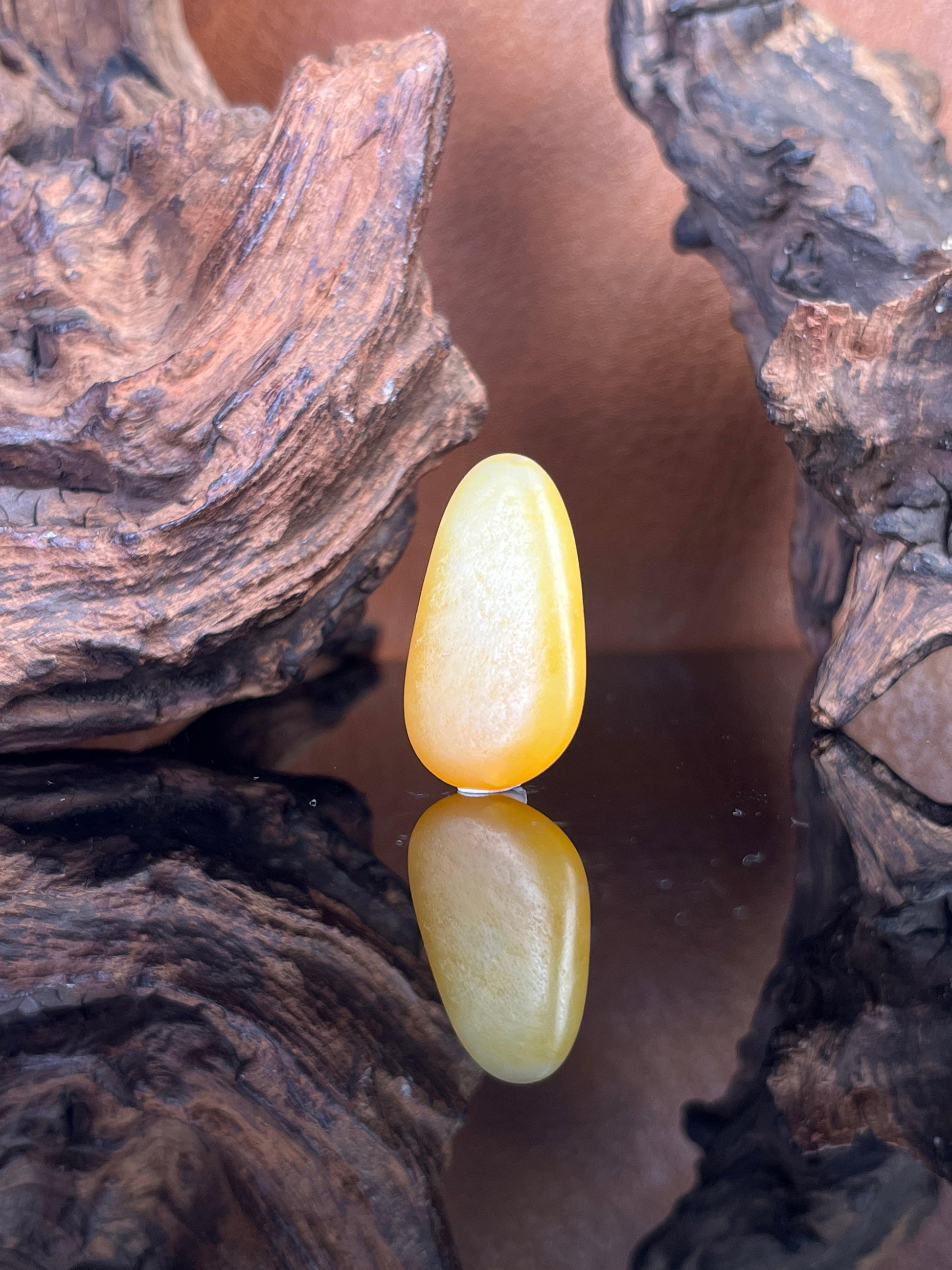 天然和田玉黄沁皮籽料原石挂件（yc227899）