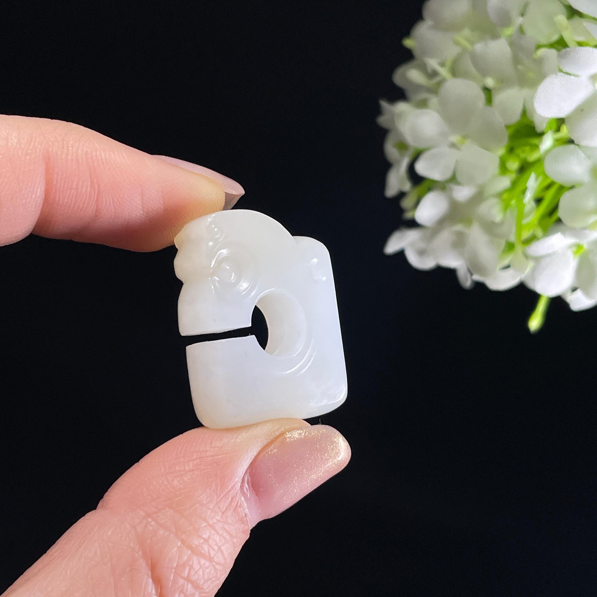 新疆天然和田玉糖白玉玉猪龙雕刻挂件（yc342026）