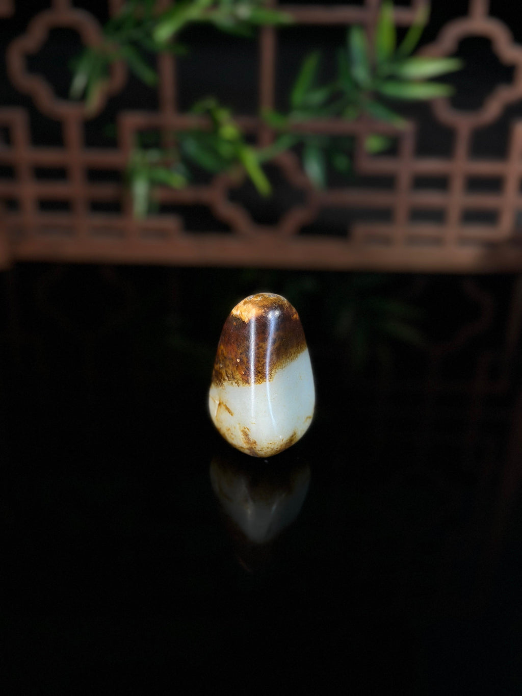 新疆和田玉高青白聚秋梨皮籽料手把件（yc477520）