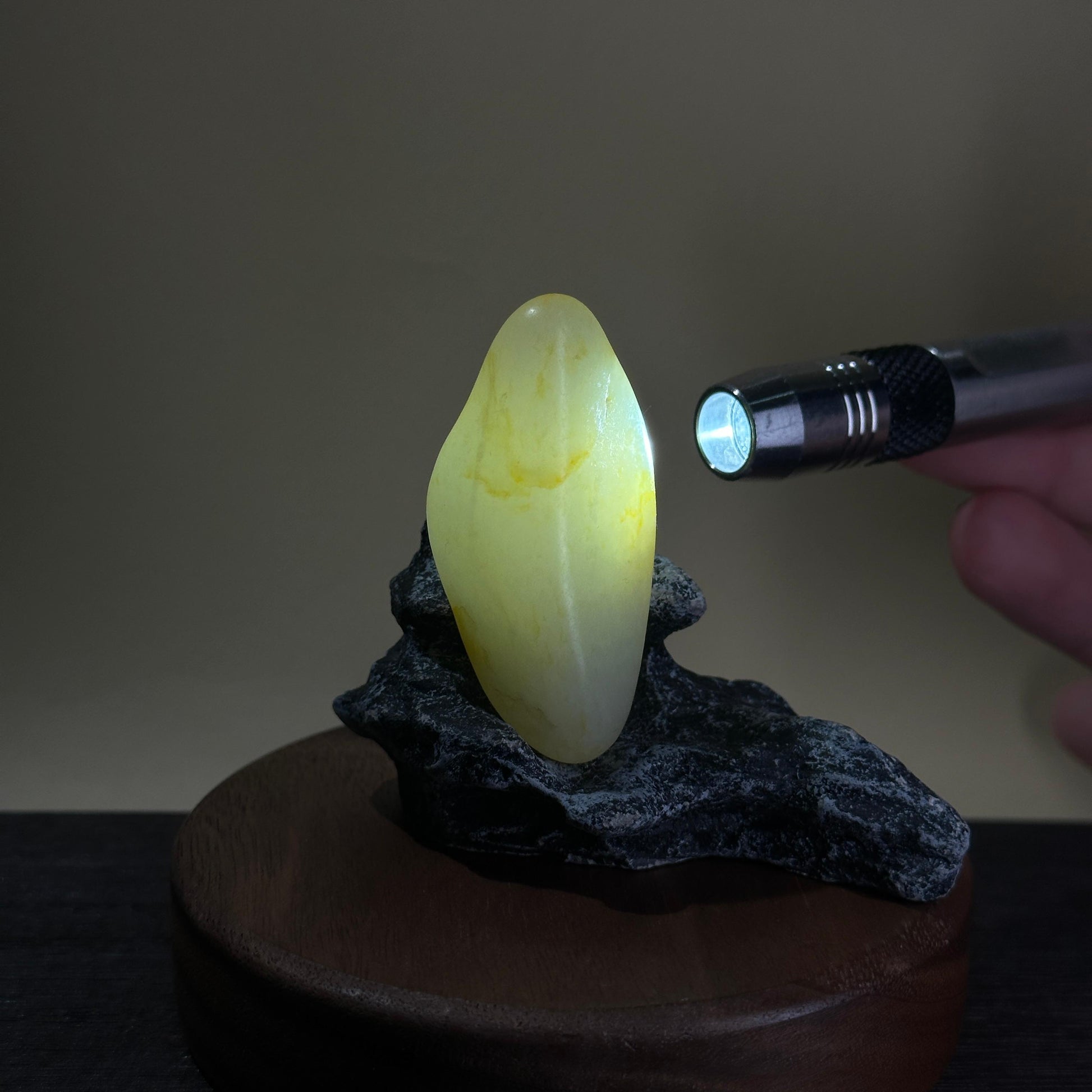 和田玉一级白带洒金皮籽料原石（yc207504）