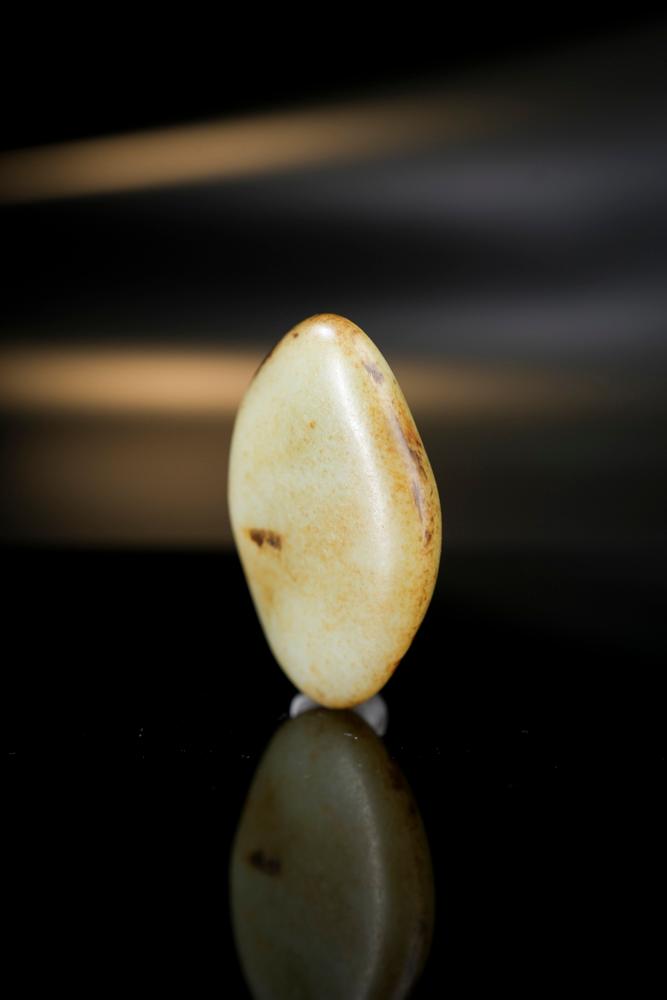 新疆和田玉特色洒金皮秋梨皮籽料原石手把件（yc254589）