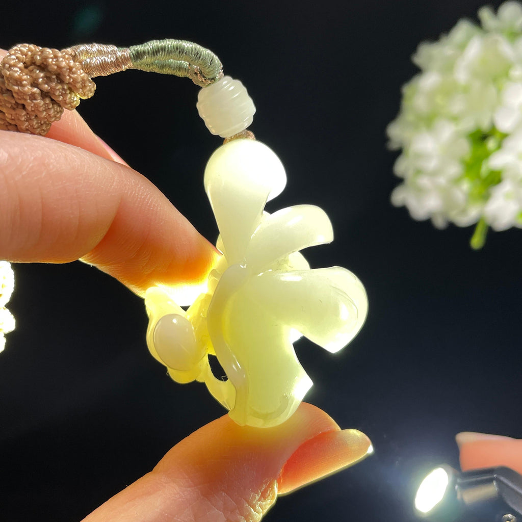 新疆和田玉米达料白玉莲花雕刻挂件（yc365292）