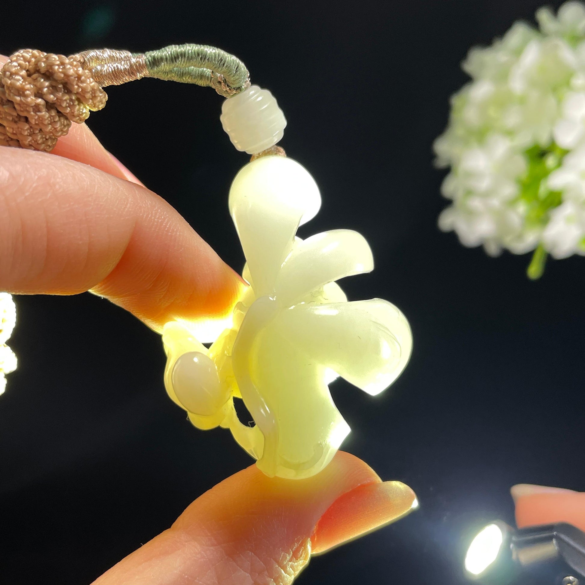 新疆和田玉米达料白玉莲花雕刻挂件（yc365292）