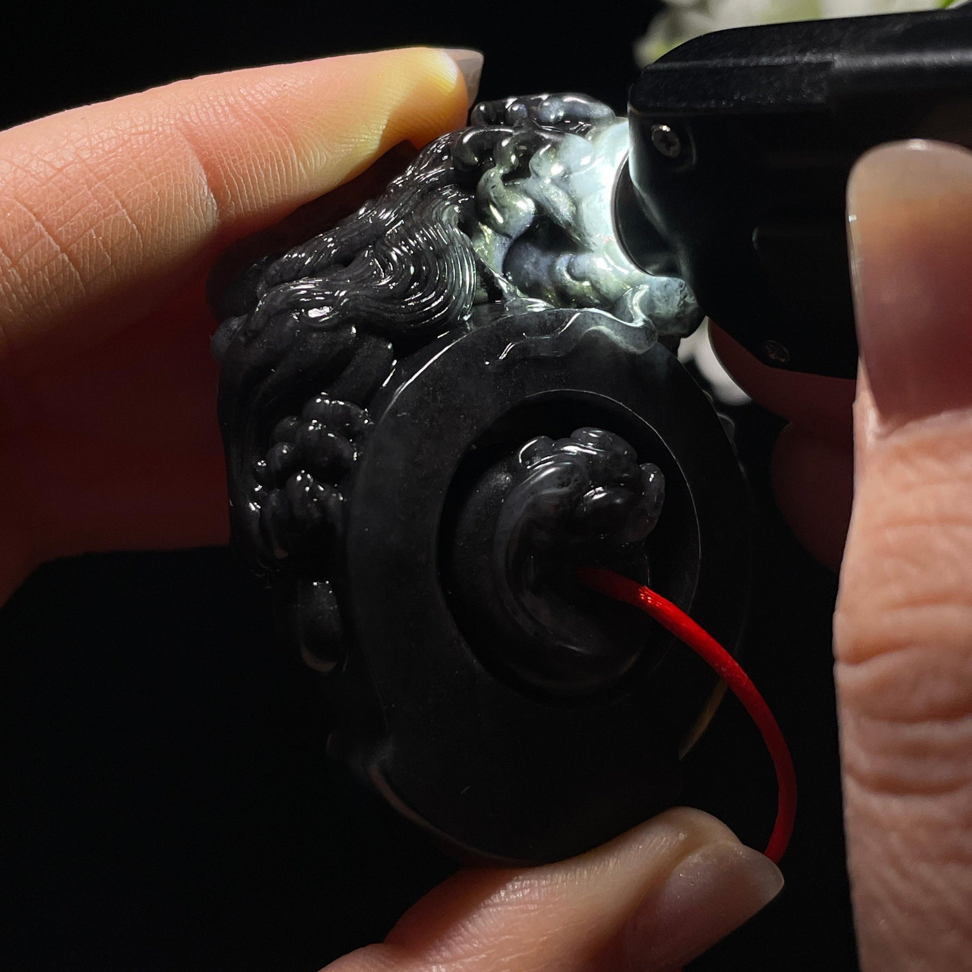 和田玉青花籽料“龙行环运”龙首扳指（yc326349）