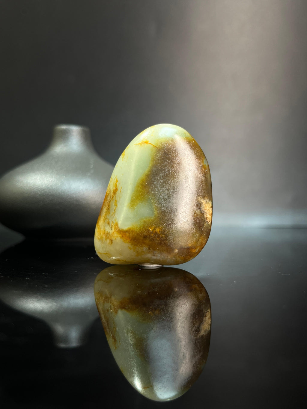 新疆和田青白玉聚黑皮籽料原石挂件（yc240638）