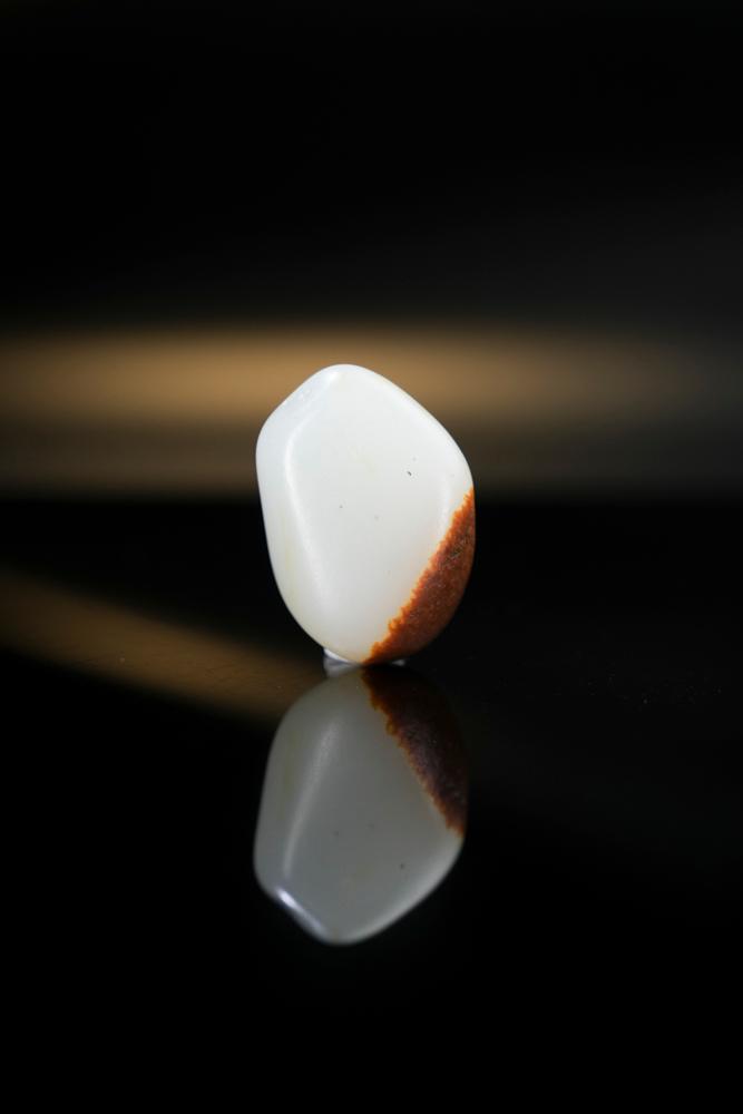 和田一级白玉聚红皮“招财进宝”籽料原石（yc259129）