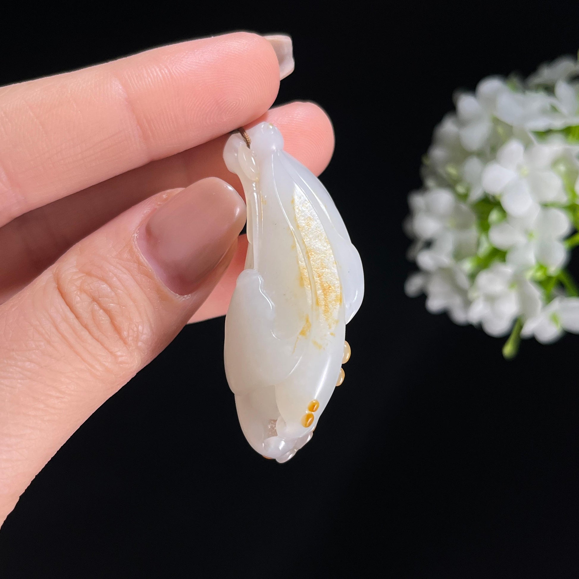 新疆天然和田玉白玉红皮籽料玉兰花俏色巧雕挂件（yc379499）