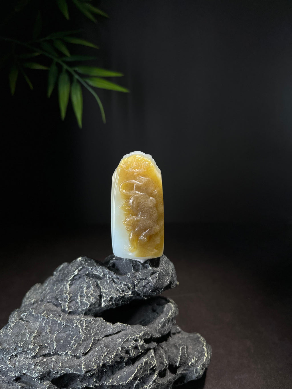 和田玉糖白下山虎俏色雕挂件（yc733299）