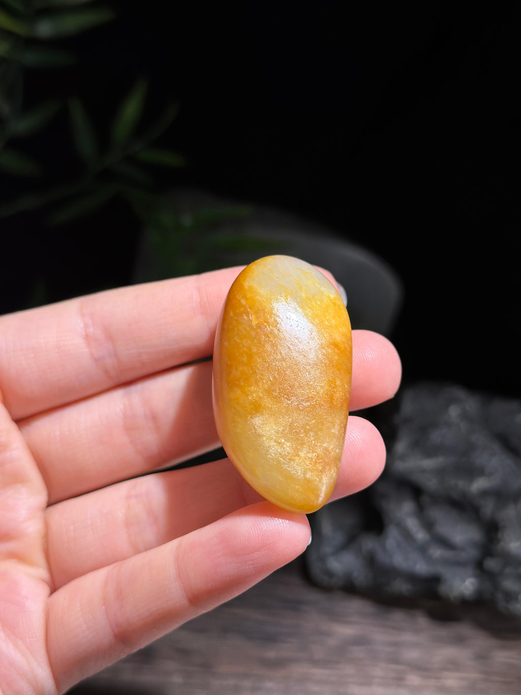 新疆和田玉精品白玉聚黄皮水滴形籽料挂件（yc716071）