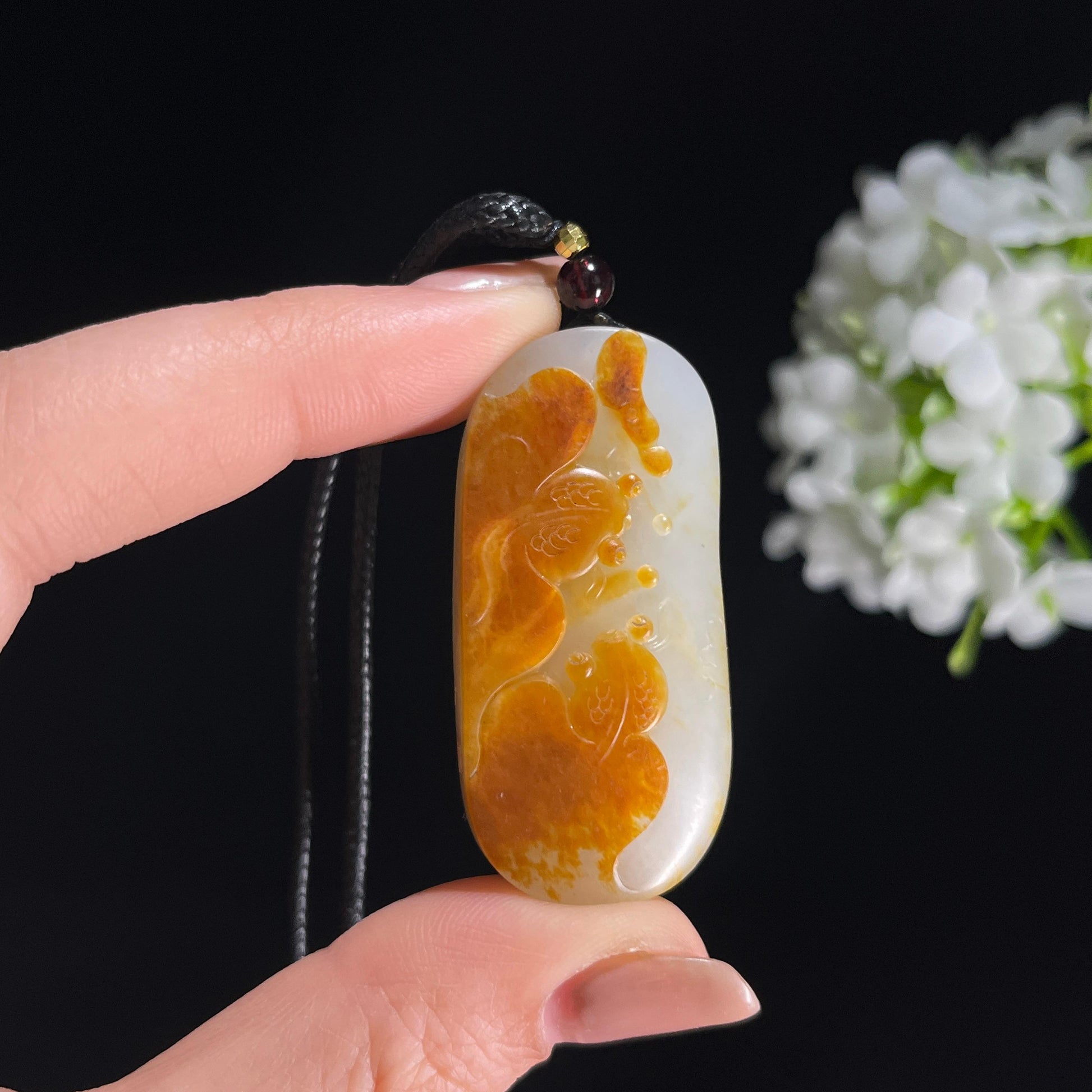 新疆天然和田玉白玉红皮籽料连年有余（鱼）俏色巧雕（yc379520）