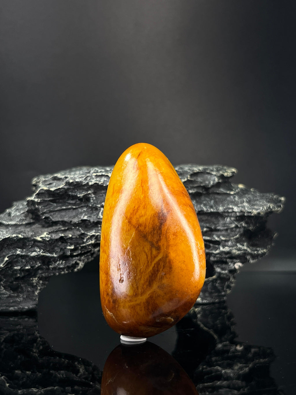 新疆和田玉黄沁带意境黑皮籽料原石手把件（yc240372）