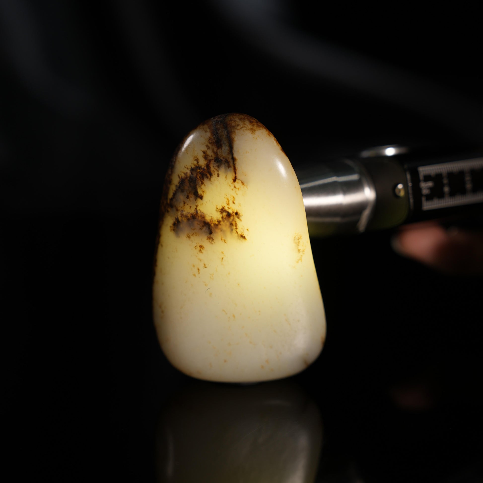 新疆和田玉“层秋涵霜”白玉通体秋梨皮籽料（yc450390）