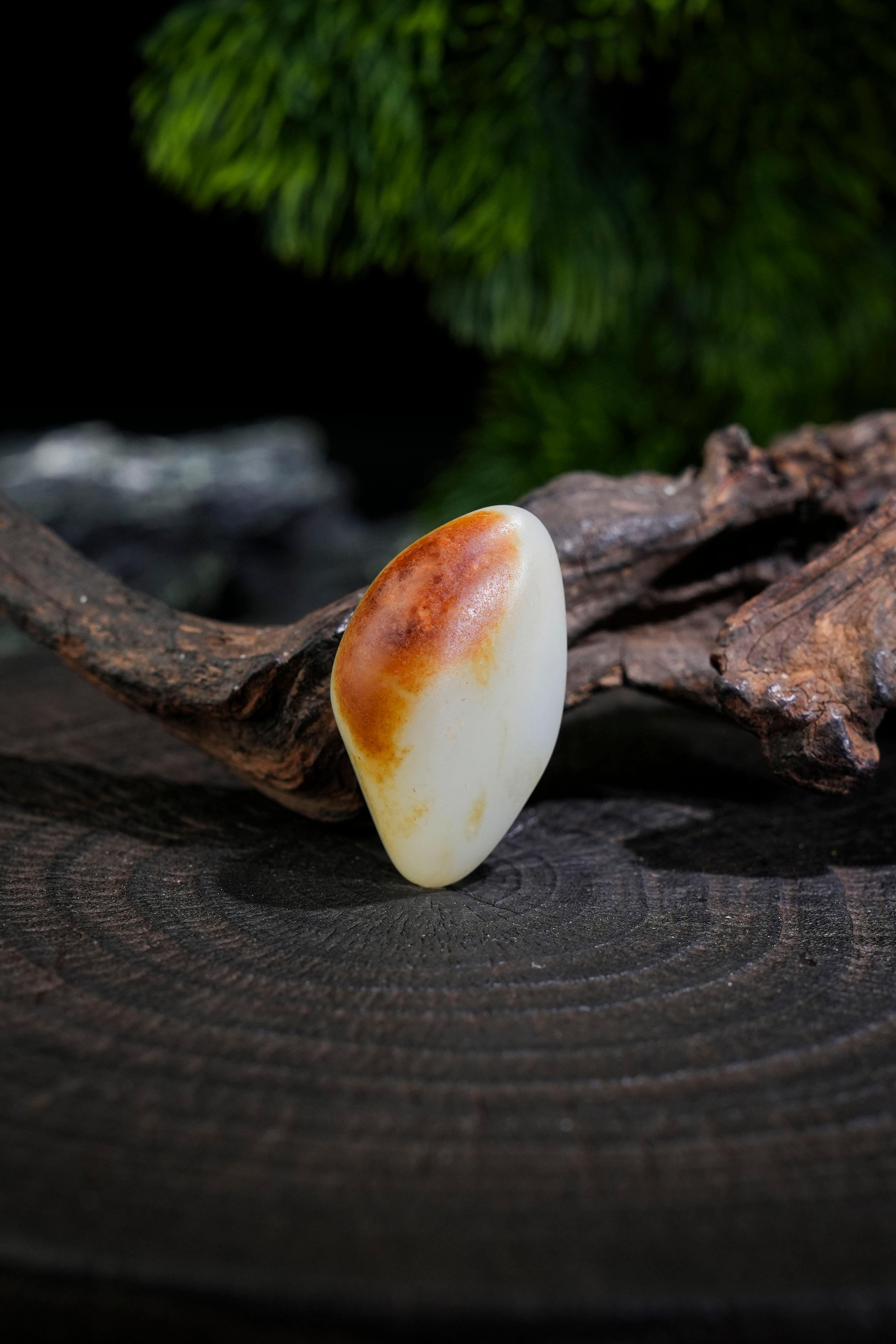 和田玉ペンダント★貴重な籽料虎皮 天然籽料，一籽成器。未经雕琢，自有风骨，皮色老熟，玉质温润