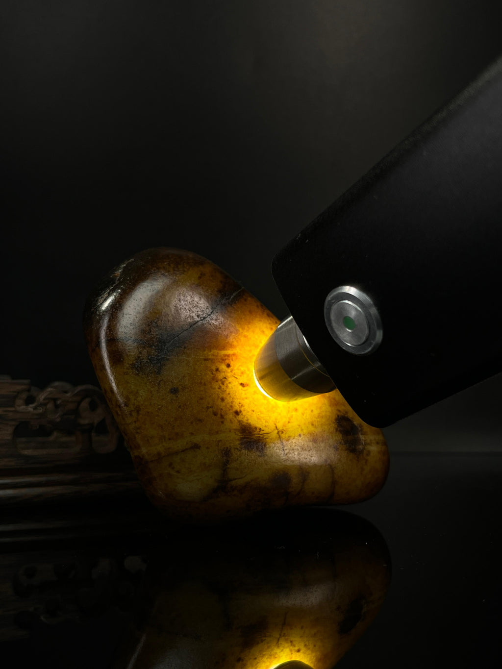 新疆和田玉沁色聚黑皮籽料原石（yc241626）