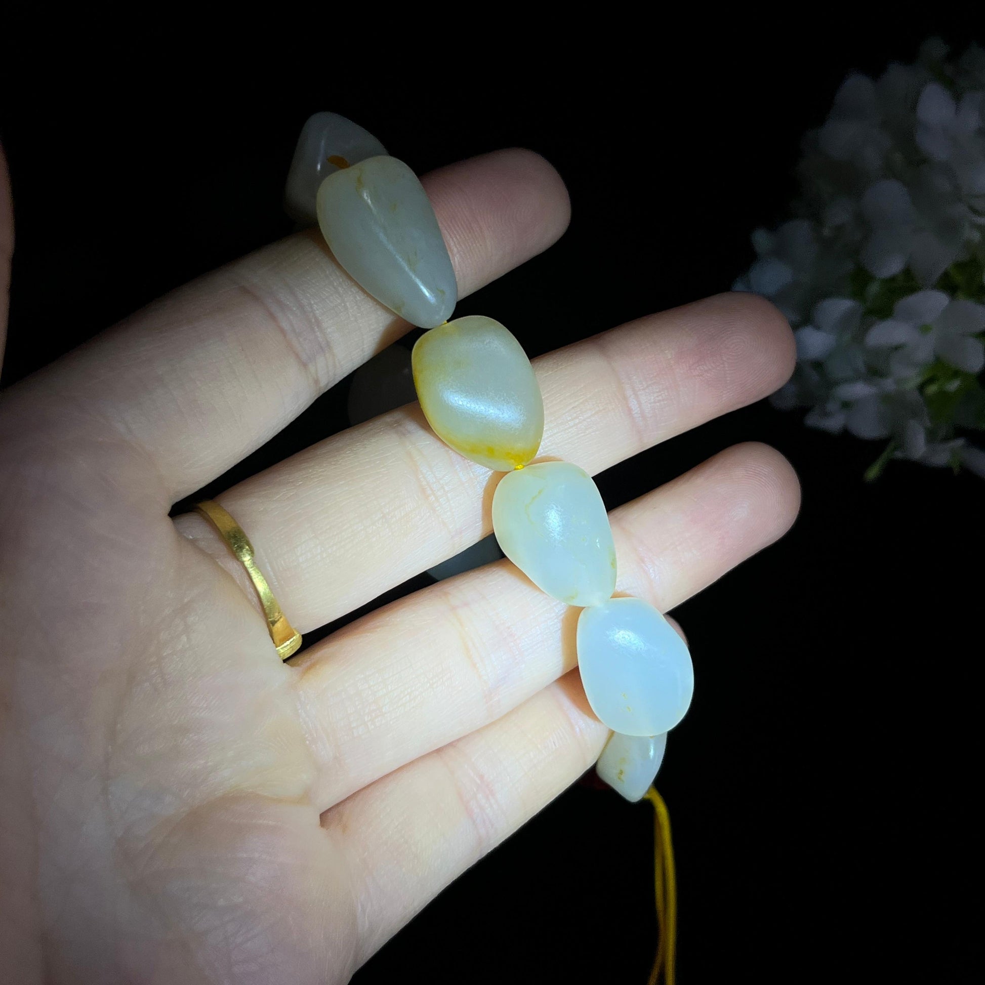 新疆天然和田玉白玉“沁黄缀朱”洒金皮籽料手串（yc281653）