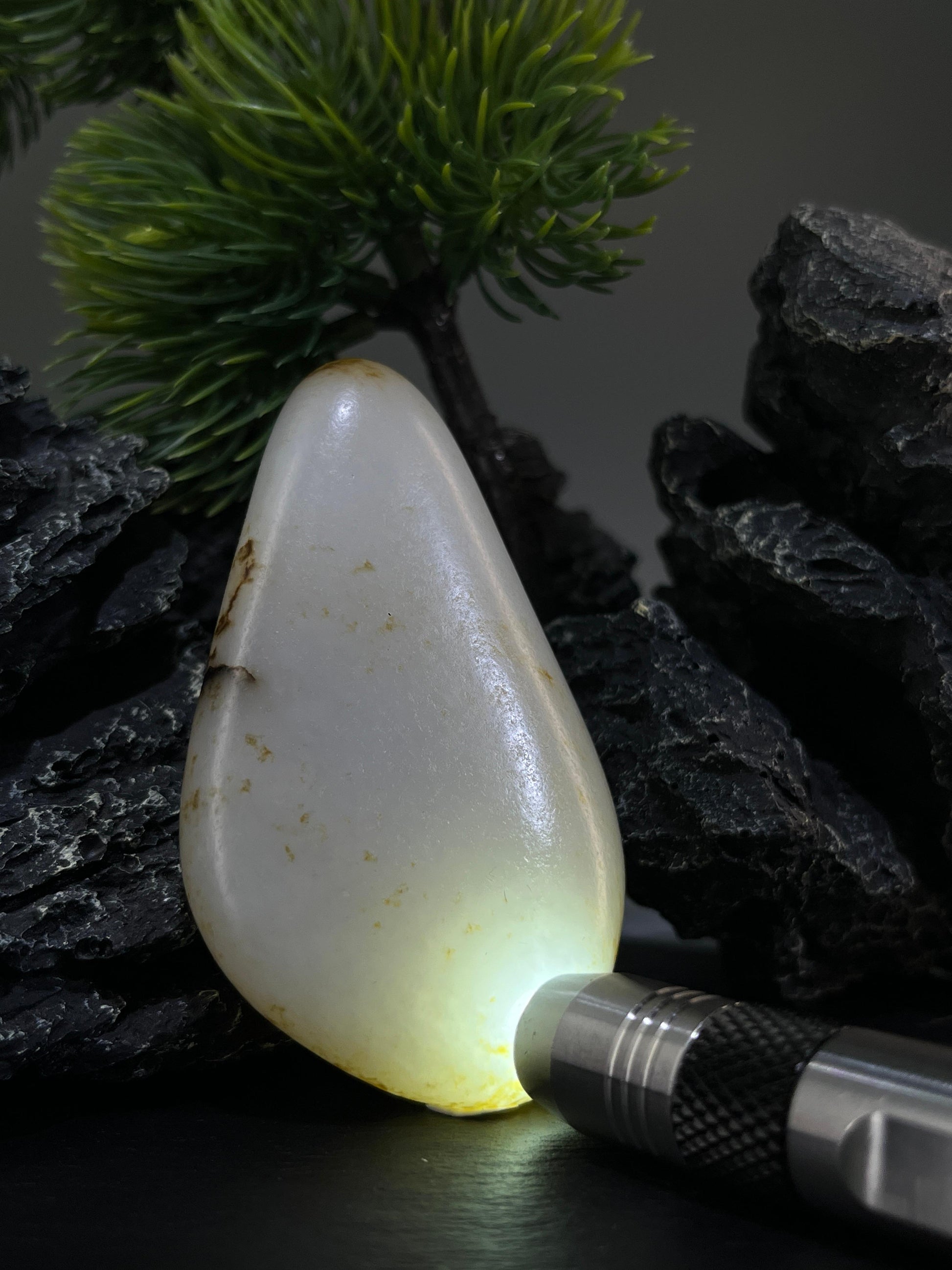 新疆和田玉白玉籽料“玉藏齿影”特色籽料原石手把件（yc226845）