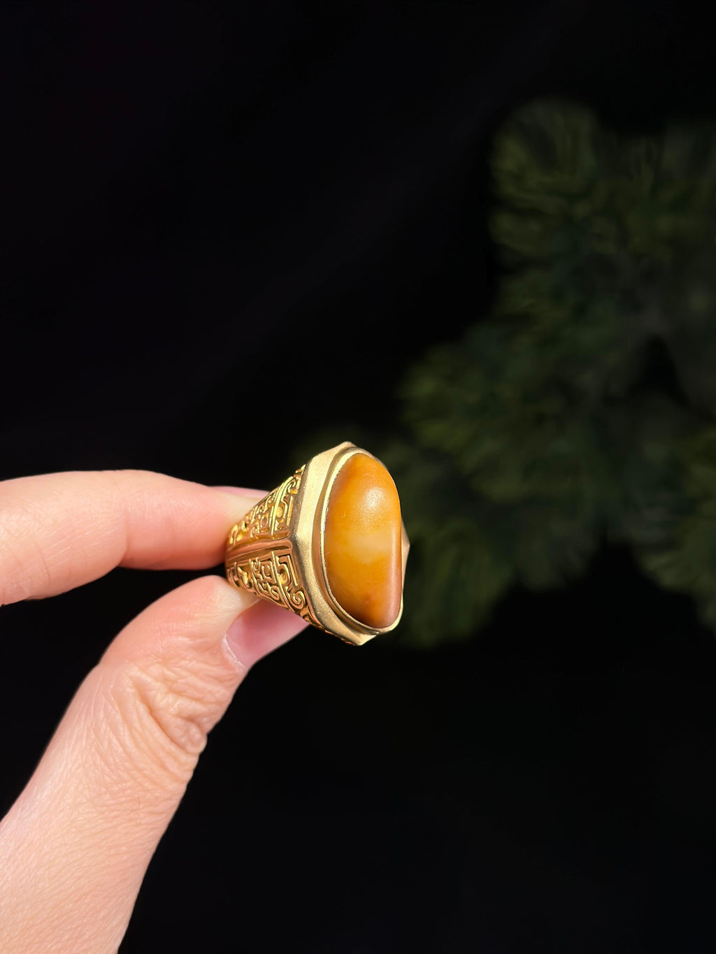 新疆和田玉珍品 18K 金镶黄沁籽料戒指（yc696902）