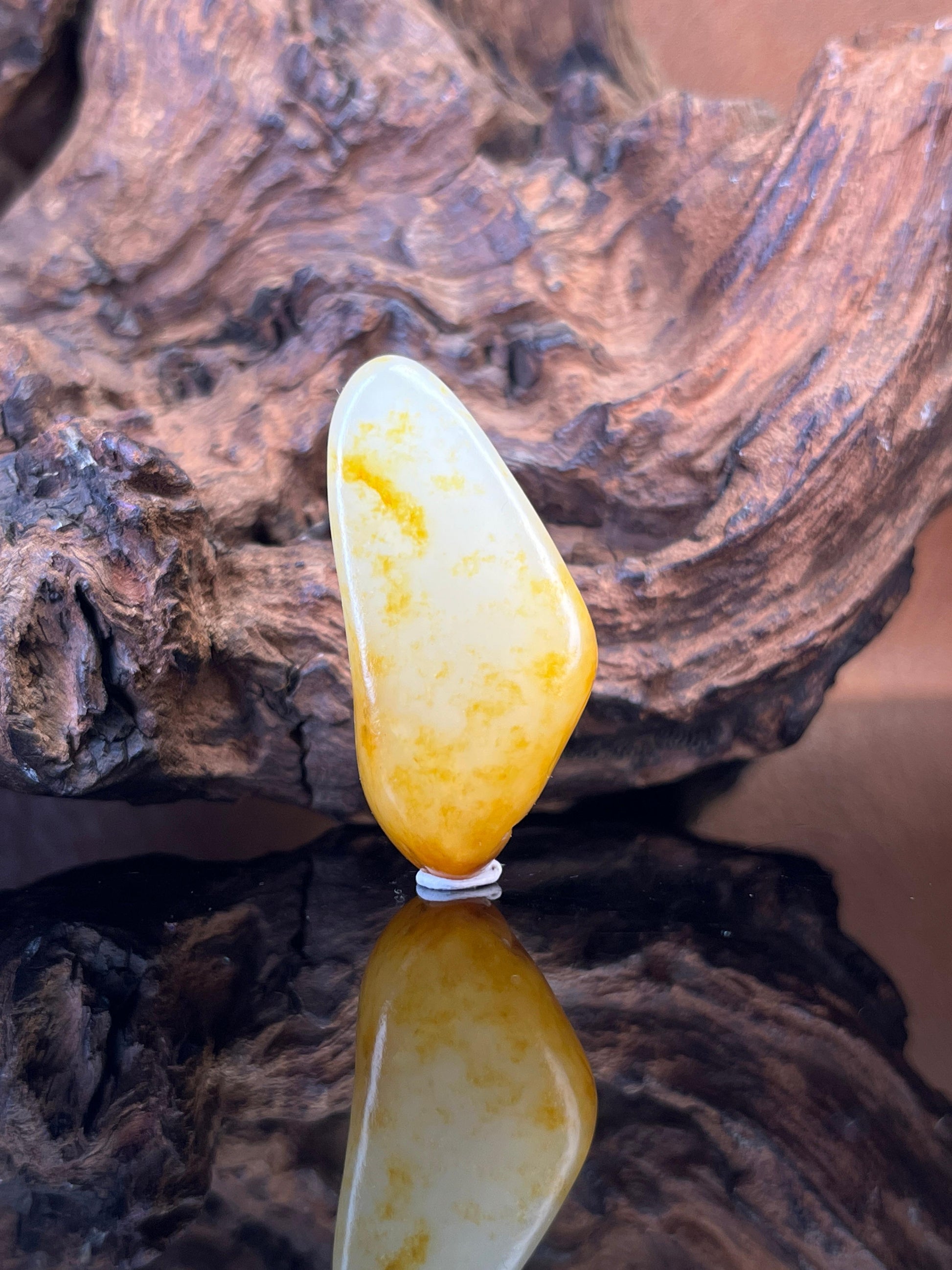 新疆和田玉黄皮籽料原石挂件（yc228182）