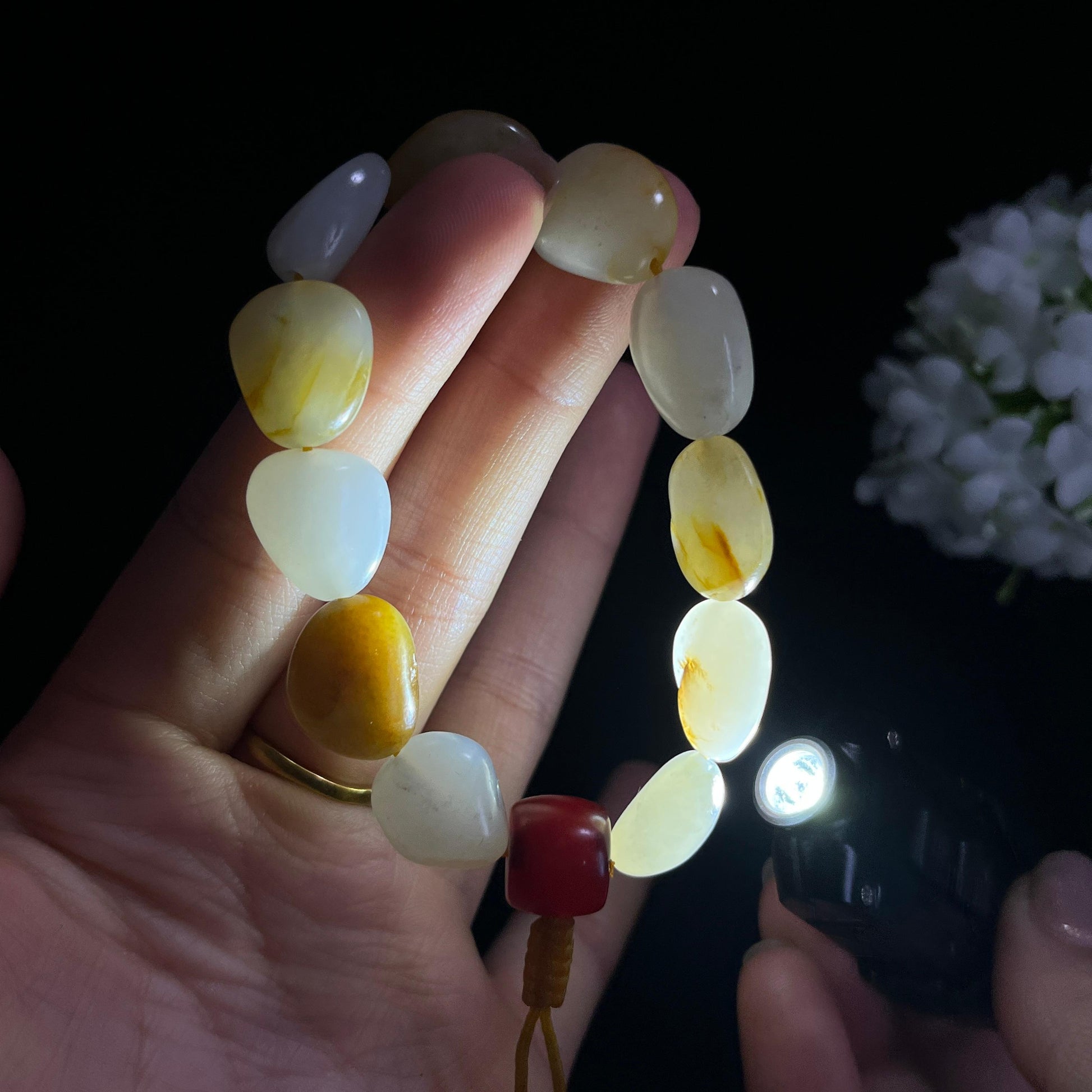 和田玉白玉黄沁洒金皮“金波玉暖”籽料手串（yc300576）