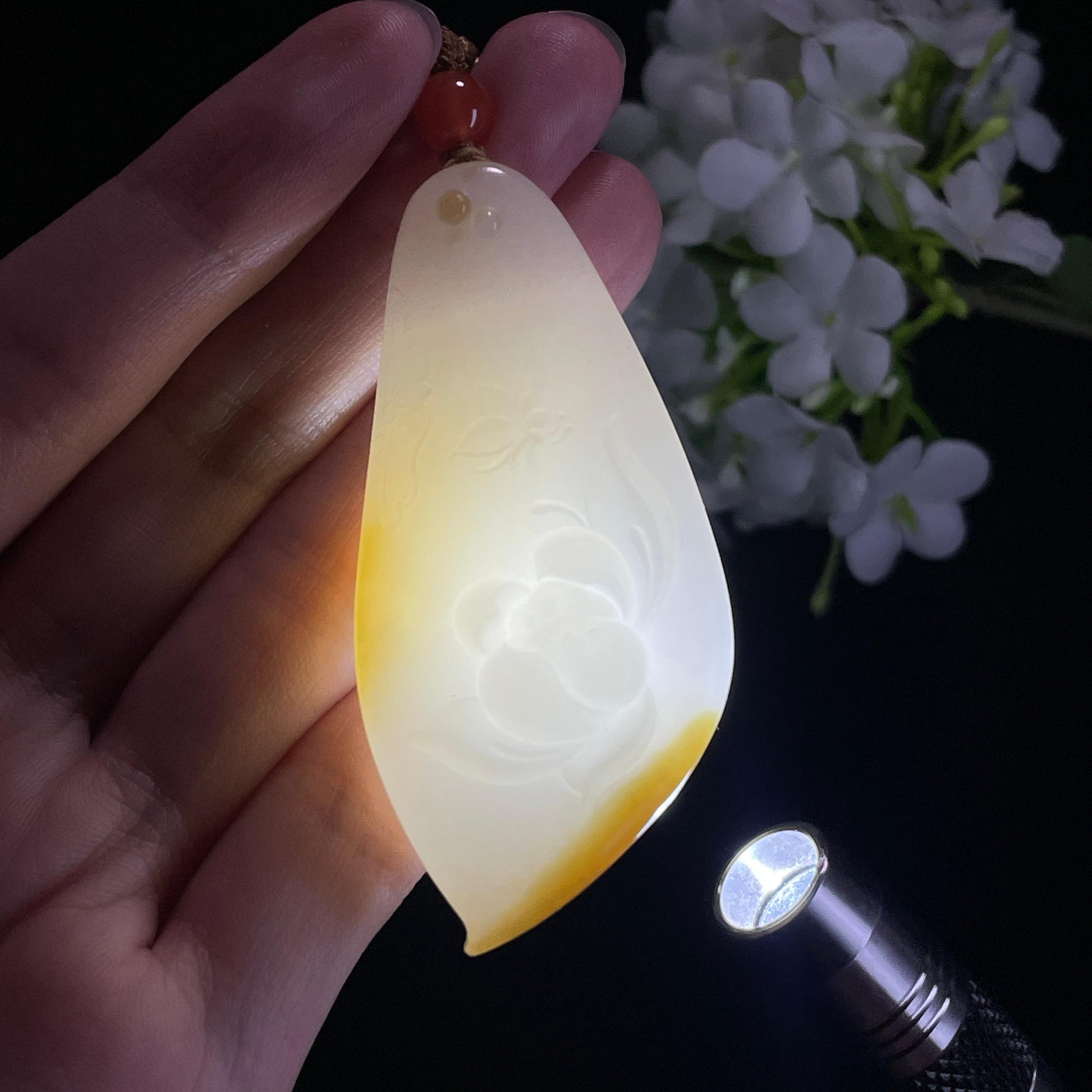 新疆天然和田玉“莲开净心”糖白料莲花雕刻吊坠（yc315421）