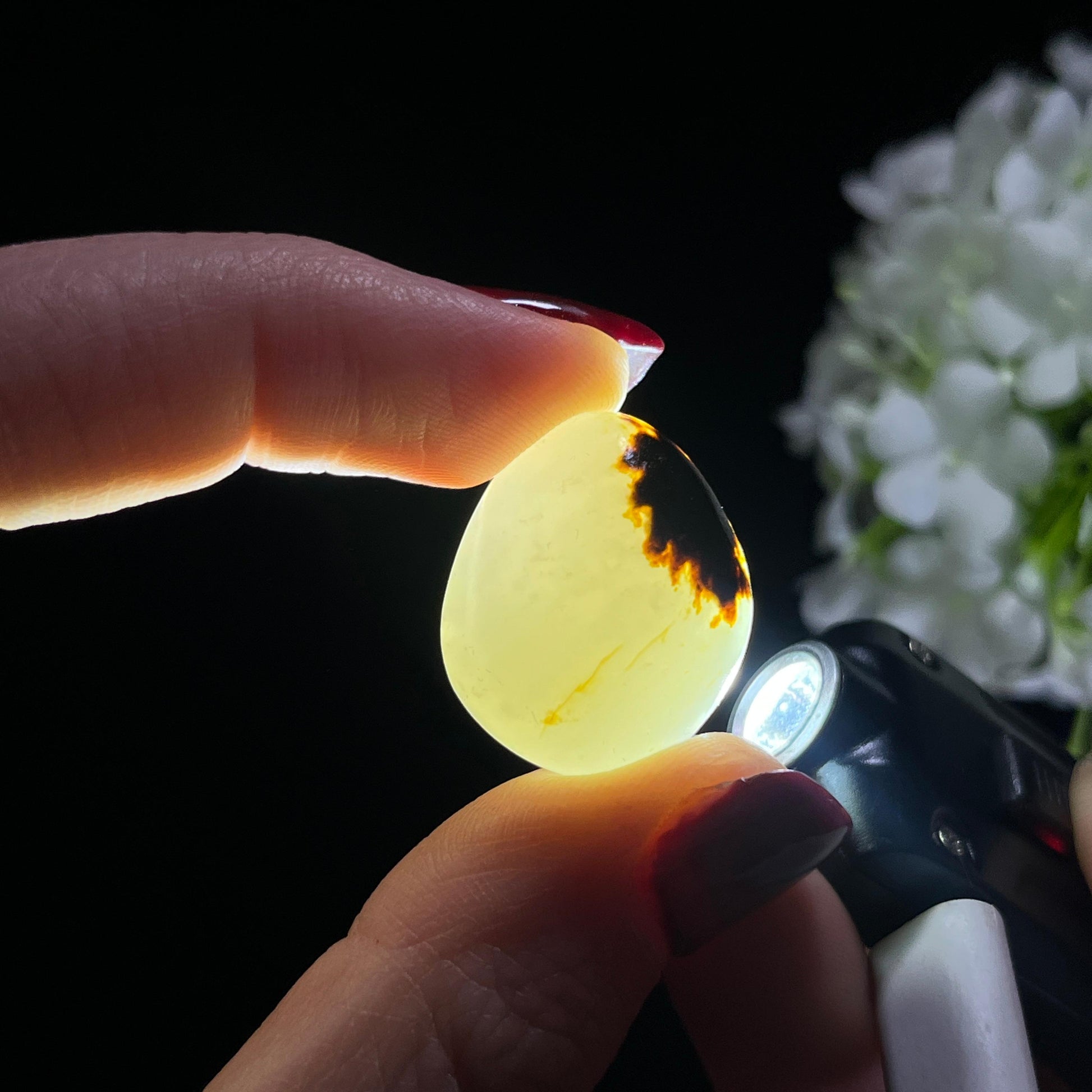 和田玉白玉“墨痕点雪”聚黑皮籽料挂件（yc336350）